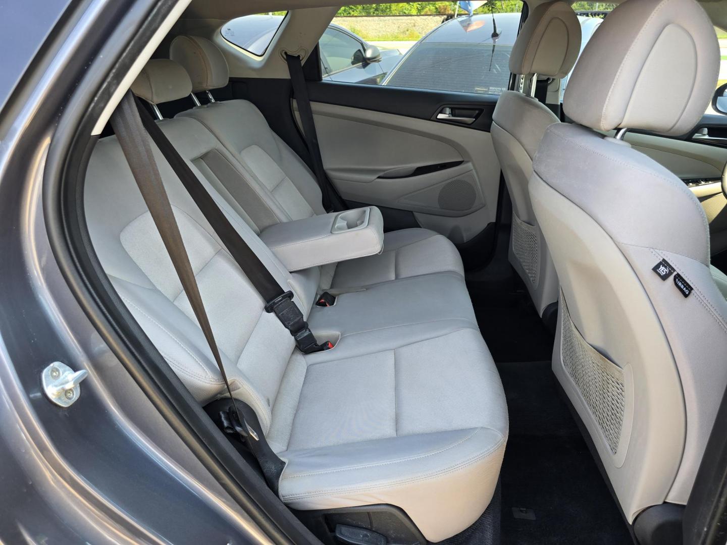 2018 GRAY Hyundai Tucson SE (KM8J33A43JU) with an 2.0L L4 DOHC 16V engine, 6A transmission, located at 2660 S.Garland Avenue, Garland, TX, 75041, (469) 298-3118, 32.885551, -96.655602 - Photo#19