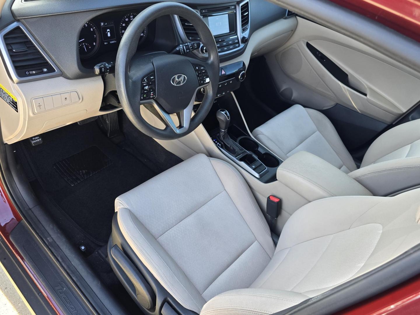 2018 BURGUNDY Hyundai Tucson SE (KM8J23A4XJU) with an 2.0L L4 DOHC 16V engine, 6A transmission, located at 2660 S.Garland Avenue, Garland, TX, 75041, (469) 298-3118, 32.885551, -96.655602 - Photo#10