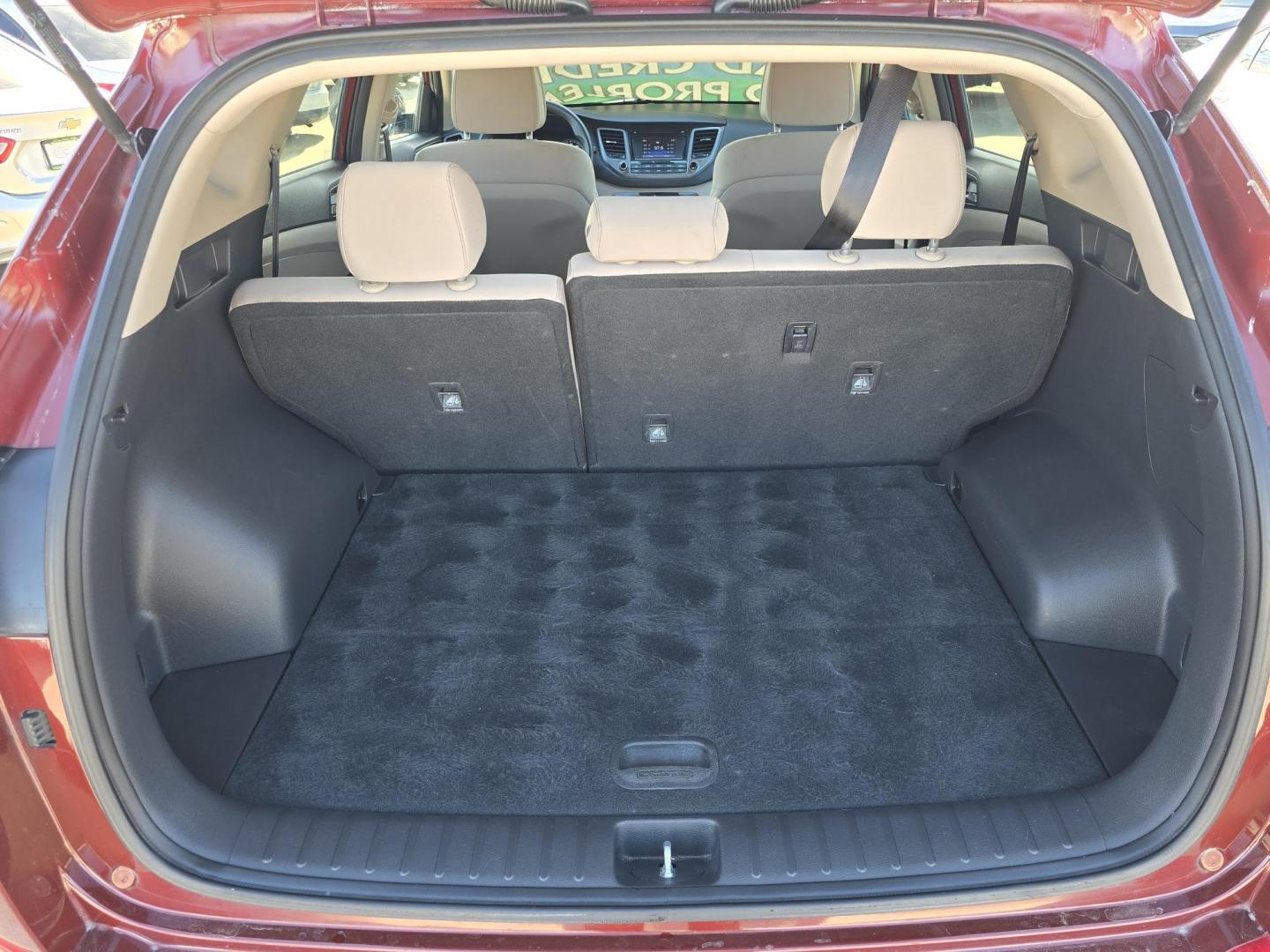 2018 BURGUNDY Hyundai Tucson SE (KM8J23A4XJU) with an 2.0L L4 DOHC 16V engine, 6A transmission, located at 2660 S.Garland Avenue, Garland, TX, 75041, (469) 298-3118, 32.885551, -96.655602 - Photo#16