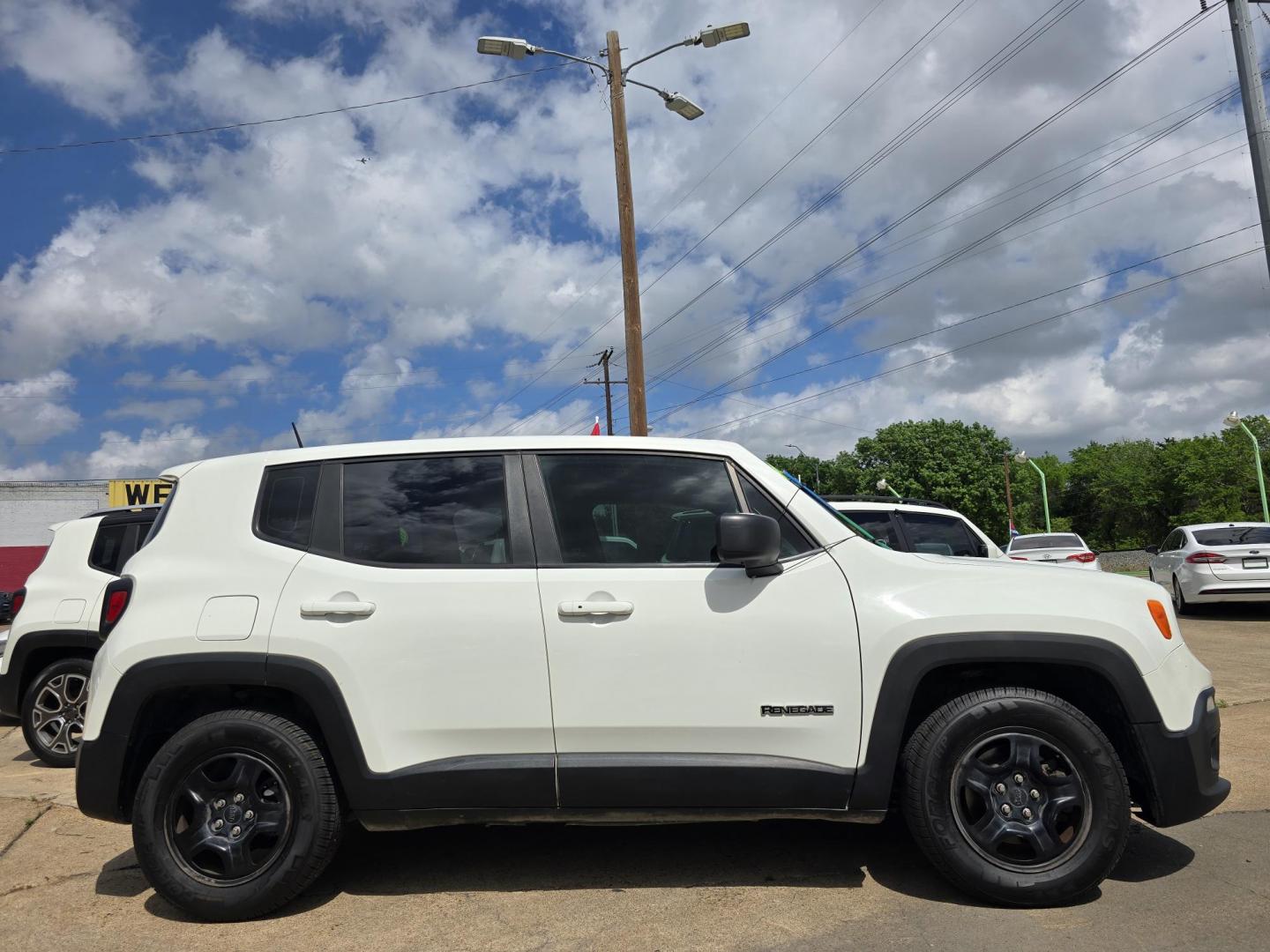 2018 WHITE Jeep Renegade Sport (ZACCJAAB3JP) with an 2.4L L4 DOHC 16V engine, AUTO transmission, located at 2660 S.Garland Avenue, Garland, TX, 75041, (469) 298-3118, 32.885551, -96.655602 - Photo#2