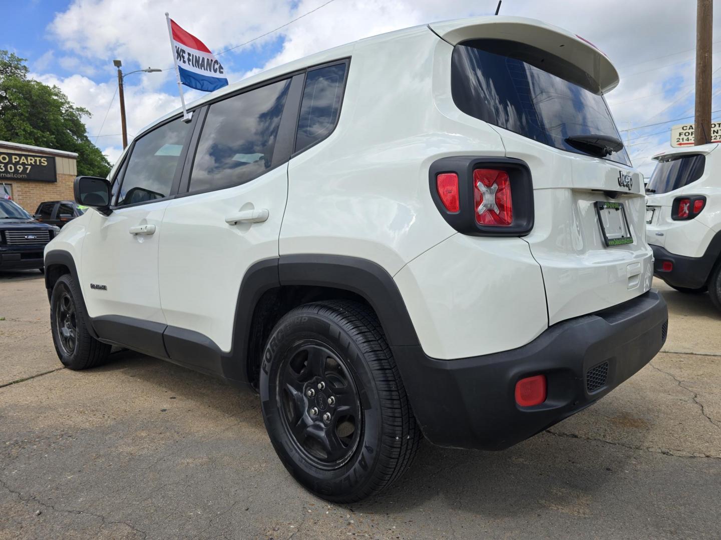 2018 WHITE Jeep Renegade Sport (ZACCJAAB3JP) with an 2.4L L4 DOHC 16V engine, AUTO transmission, located at 2660 S.Garland Avenue, Garland, TX, 75041, (469) 298-3118, 32.885551, -96.655602 - Photo#5
