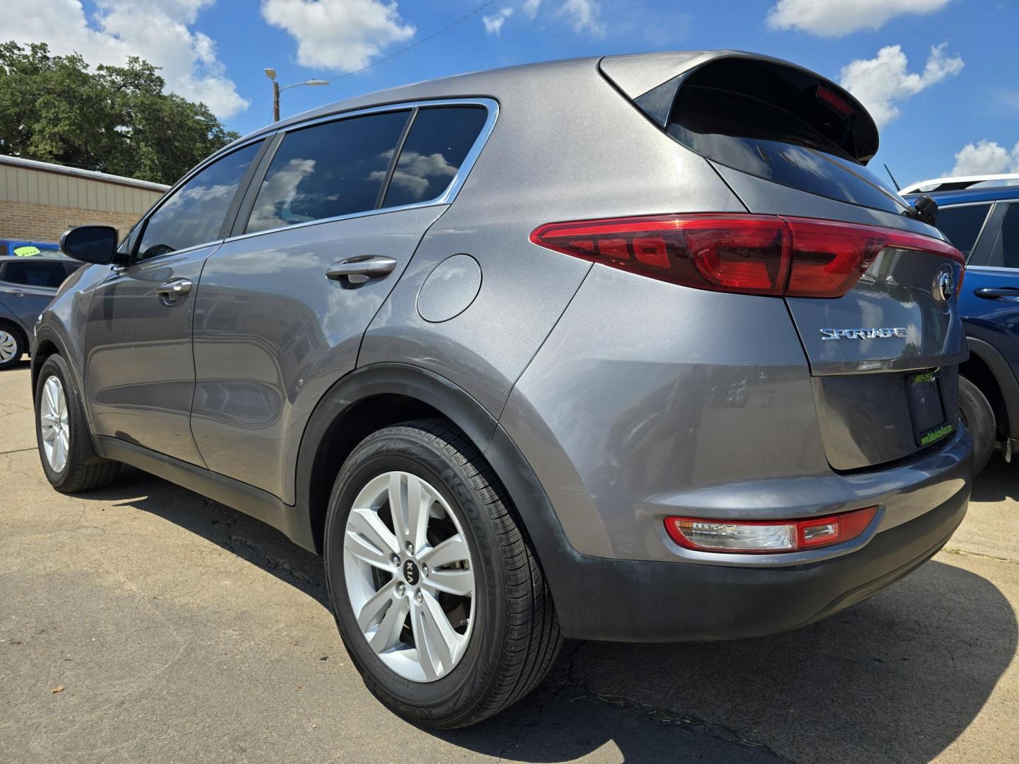 2018 SILVER Kia Sportage LX (KNDPM3AC1J7) with an 2.4L V6 DOHC 24V engine, 6A transmission, located at 2660 S.Garland Avenue, Garland, TX, 75041, (469) 298-3118, 32.885551, -96.655602 - Photo#5
