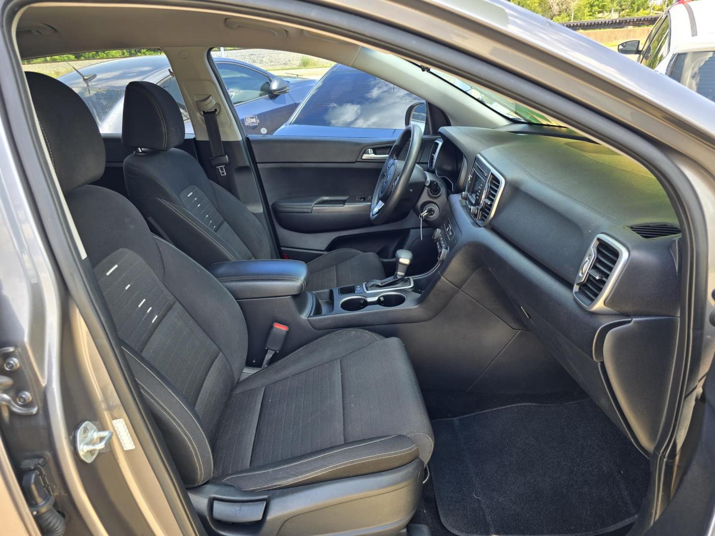 2018 SILVER Kia Sportage LX (KNDPM3AC1J7) with an 2.4L V6 DOHC 24V engine, 6A transmission, located at 2660 S.Garland Avenue, Garland, TX, 75041, (469) 298-3118, 32.885551, -96.655602 - Photo#17
