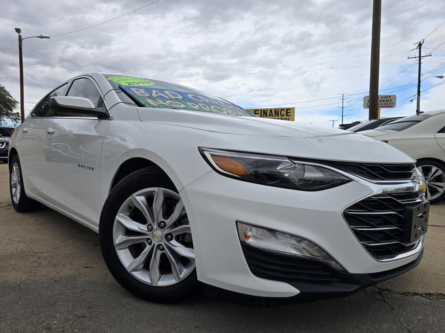2019 WHITE Chevrolet Malibu LT (1G1ZD5STXKF) with an 1.5L L4 DOHC 16V engine, 6A transmission, located at 2660 S.Garland Avenue, Garland, TX, 75041, (469) 298-3118, 32.885551, -96.655602 - Photo#0