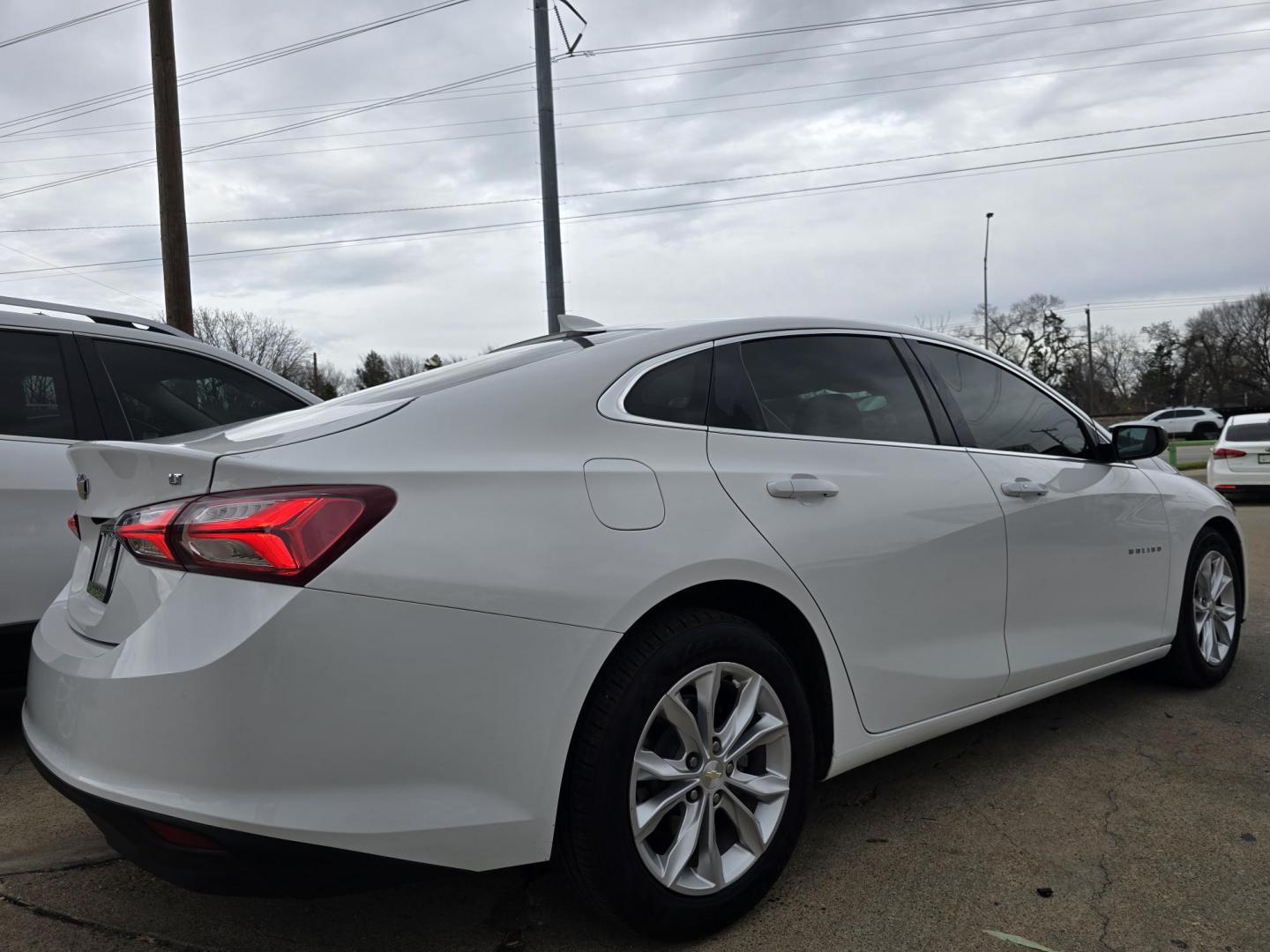 2019 WHITE Chevrolet Malibu LT (1G1ZD5STXKF) with an 1.5L L4 DOHC 16V engine, 6A transmission, located at 2660 S.Garland Avenue, Garland, TX, 75041, (469) 298-3118, 32.885551, -96.655602 - Photo#3