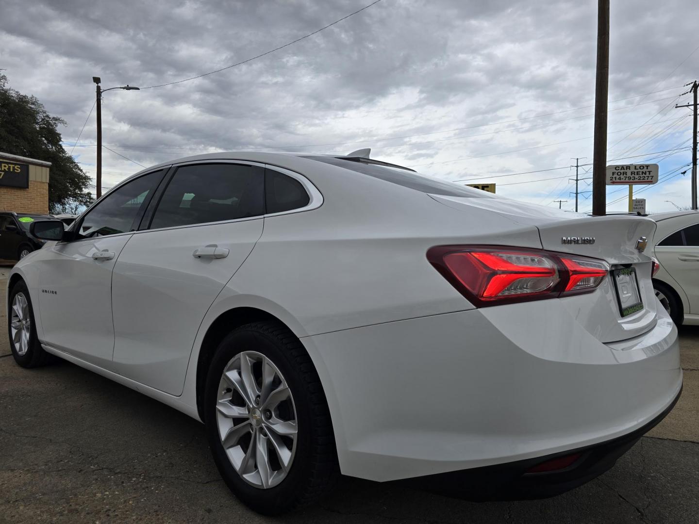 2019 WHITE Chevrolet Malibu LT (1G1ZD5STXKF) with an 1.5L L4 DOHC 16V engine, 6A transmission, located at 2660 S.Garland Avenue, Garland, TX, 75041, (469) 298-3118, 32.885551, -96.655602 - Photo#5