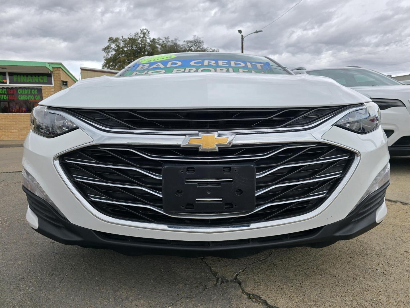 2019 WHITE Chevrolet Malibu LT (1G1ZD5STXKF) with an 1.5L L4 DOHC 16V engine, 6A transmission, located at 2660 S.Garland Avenue, Garland, TX, 75041, (469) 298-3118, 32.885551, -96.655602 - Photo#9