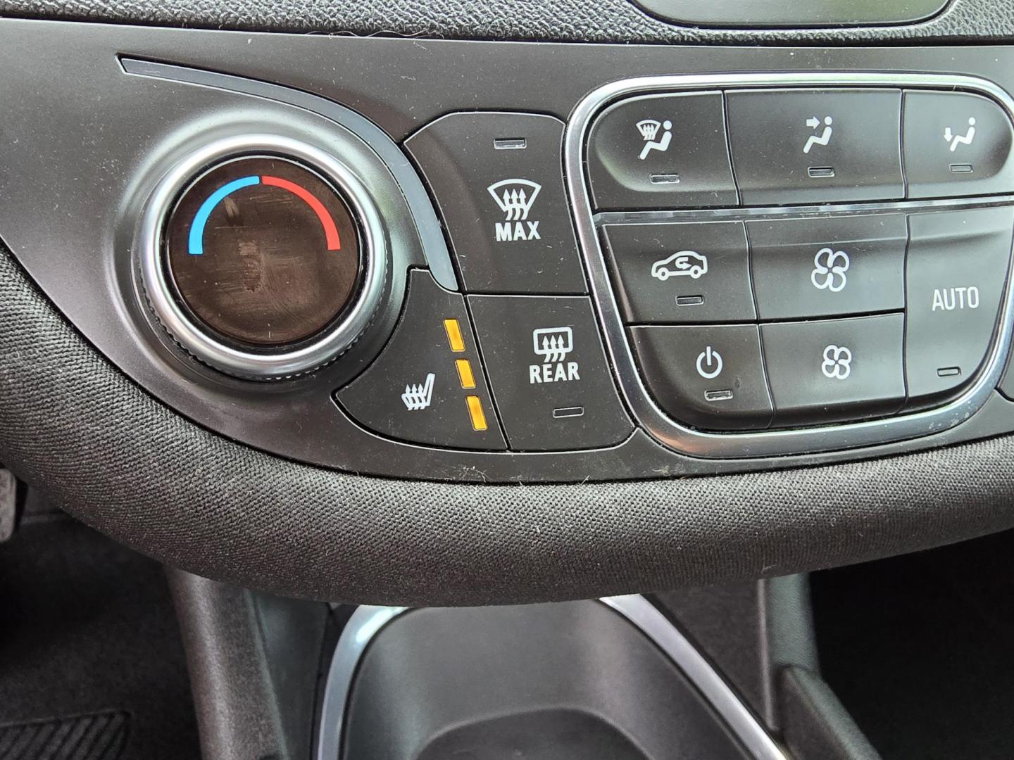 2019 WHITE Chevrolet Malibu LT (1G1ZD5STXKF) with an 1.5L L4 DOHC 16V engine, 6A transmission, located at 2660 S.Garland Avenue, Garland, TX, 75041, (469) 298-3118, 32.885551, -96.655602 - Photo#17