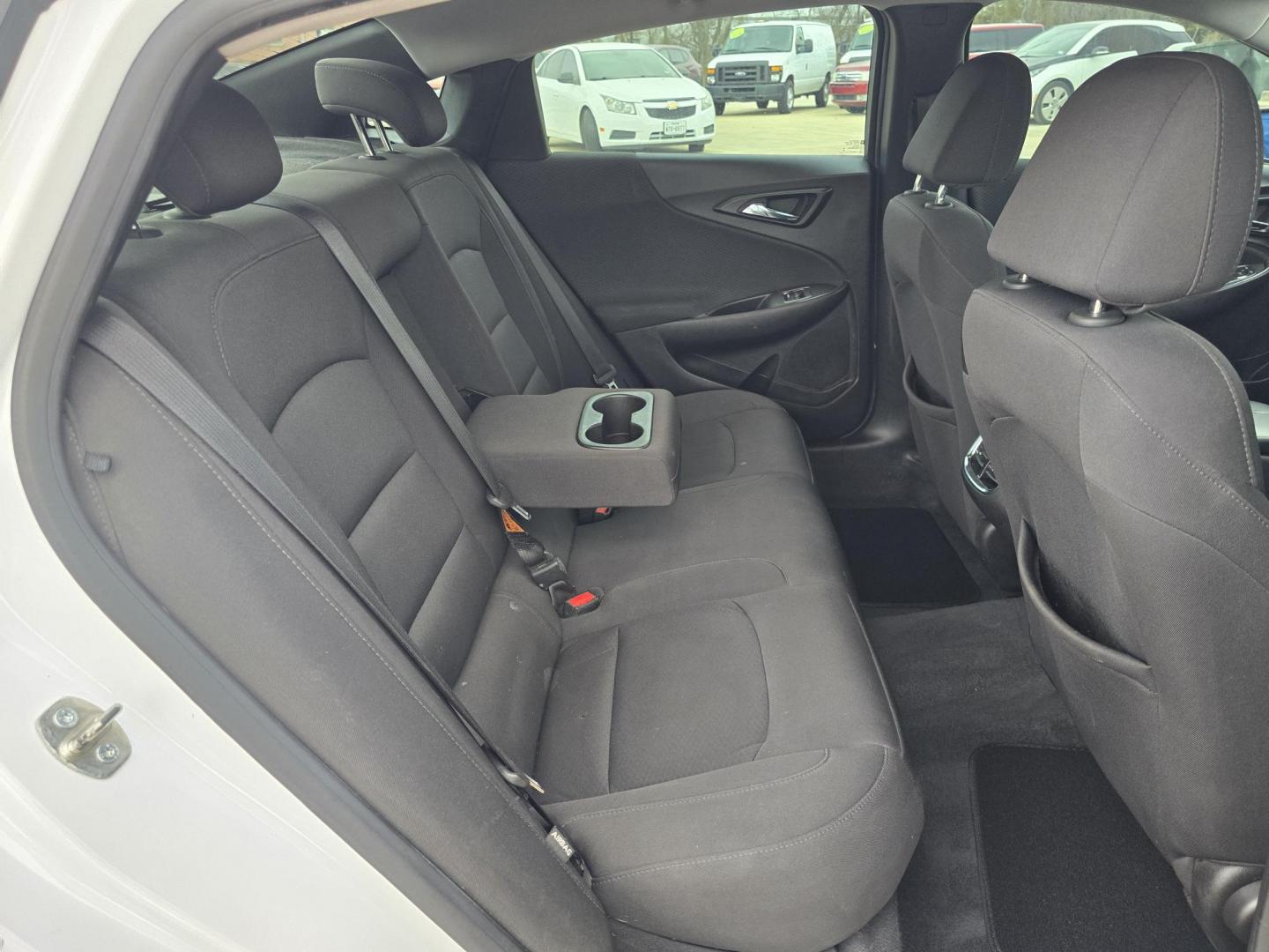 2019 WHITE Chevrolet Malibu LT (1G1ZD5STXKF) with an 1.5L L4 DOHC 16V engine, 6A transmission, located at 2660 S.Garland Avenue, Garland, TX, 75041, (469) 298-3118, 32.885551, -96.655602 - Photo#19