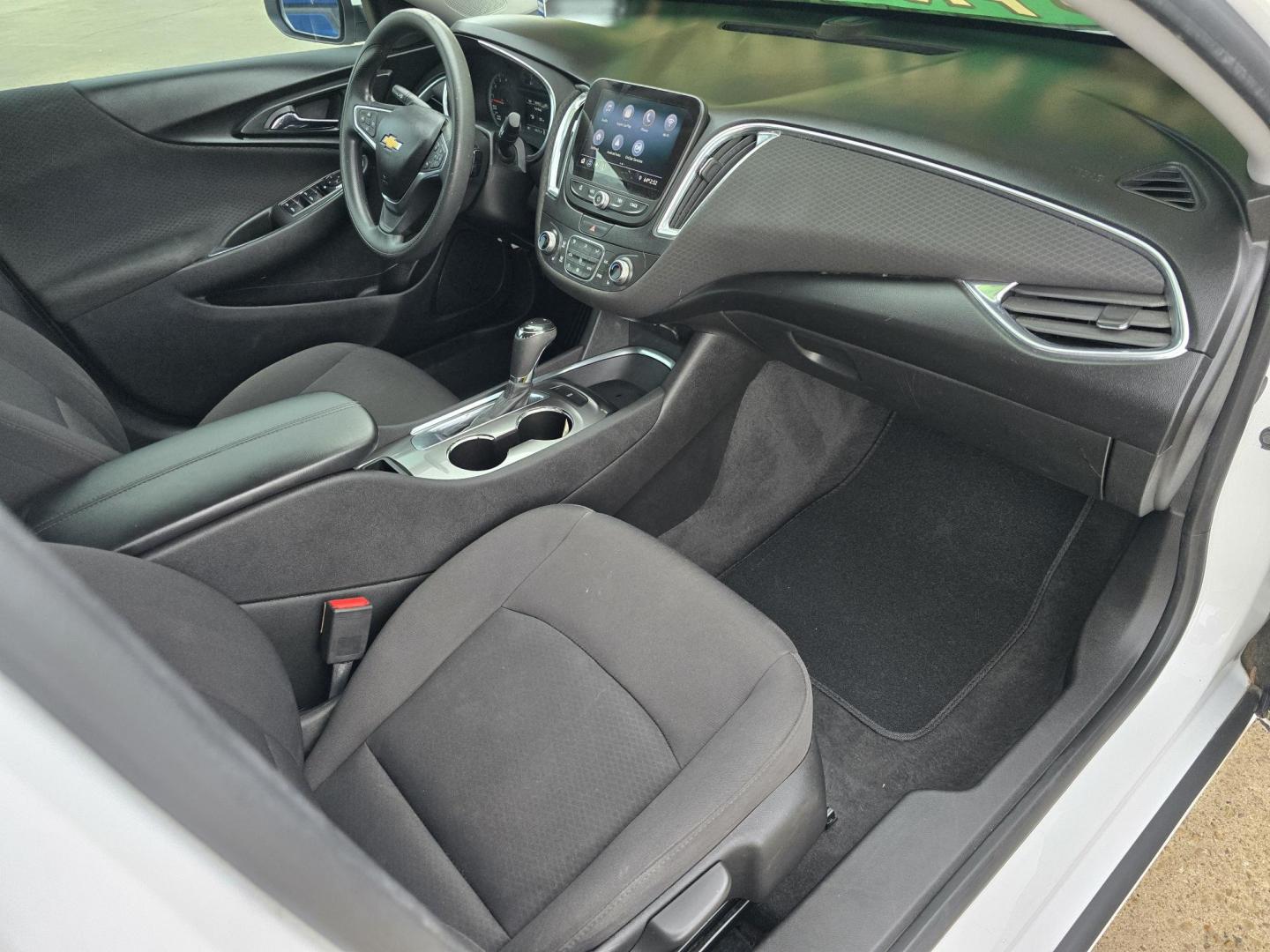 2019 WHITE Chevrolet Malibu LT (1G1ZD5STXKF) with an 1.5L L4 DOHC 16V engine, 6A transmission, located at 2660 S.Garland Avenue, Garland, TX, 75041, (469) 298-3118, 32.885551, -96.655602 - Photo#21