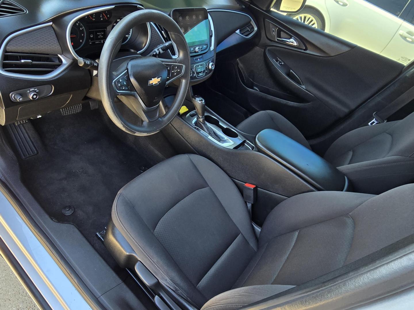 2019 SILVER Chevrolet Malibu LS (1G1ZB5ST2KF) with an 1.5L L4 DOHC 16V engine, 6A transmission, located at 2660 S.Garland Avenue, Garland, TX, 75041, (469) 298-3118, 32.885551, -96.655602 - Photo#10