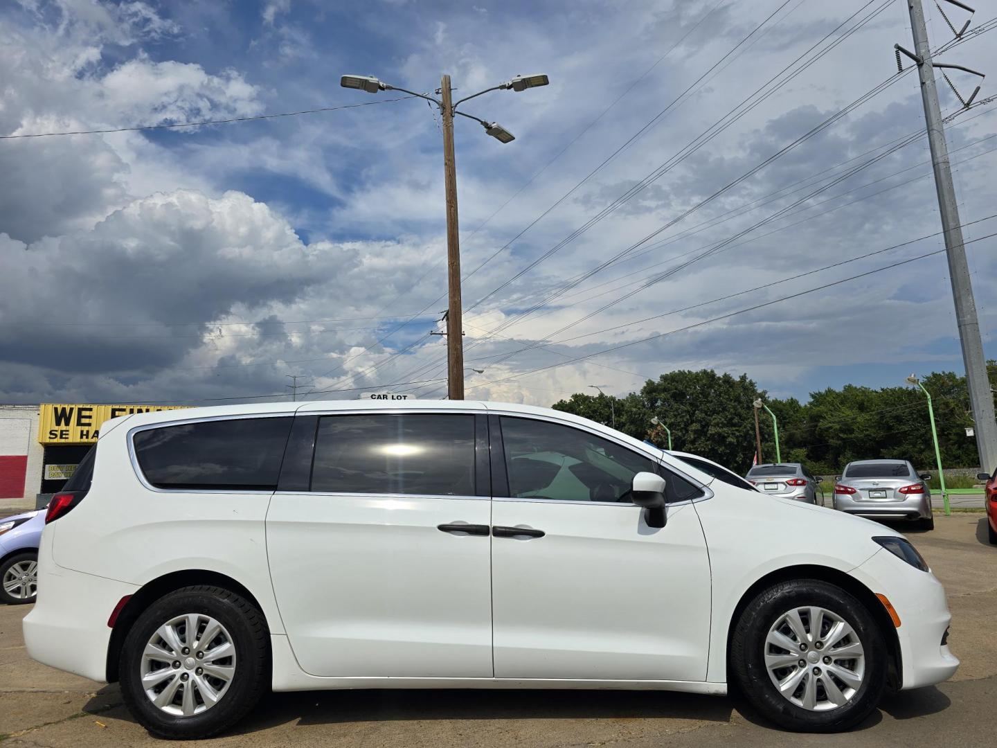 2019 WHITE Chrysler Pacifica L (2C4RC1AG3KR) , AUTO transmission, located at 2660 S.Garland Avenue, Garland, TX, 75041, (469) 298-3118, 32.885551, -96.655602 - Welcome to DallasAutos4Less, one of the Premier BUY HERE PAY HERE Dealers in the North Dallas Area. We specialize in financing to people with NO CREDIT or BAD CREDIT. We need proof of income, proof of residence, and a ID. Come buy your new car from us today!! This is a very well cared for 2013 CH - Photo#2