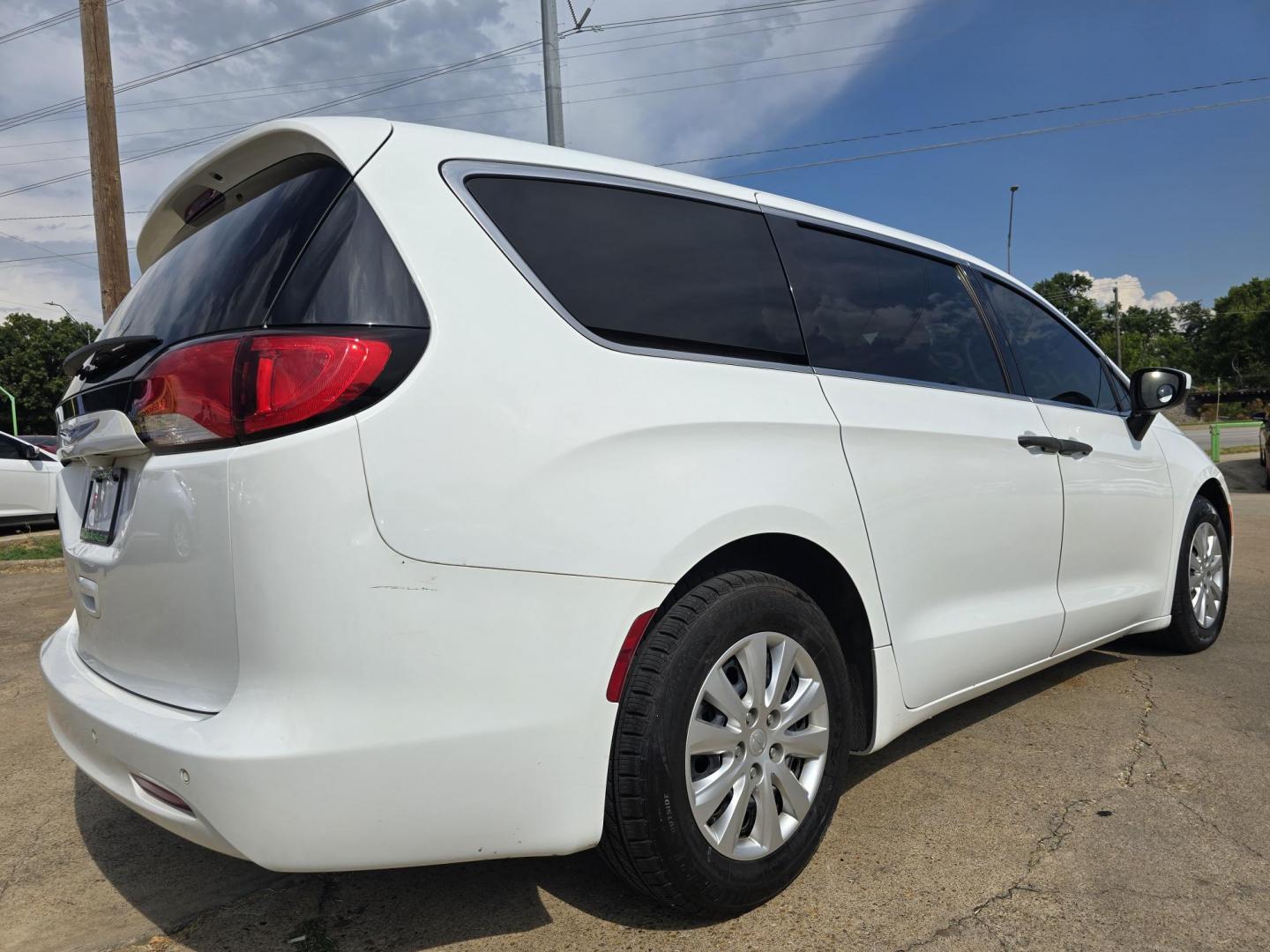 2019 WHITE Chrysler Pacifica L (2C4RC1AG3KR) , AUTO transmission, located at 2660 S.Garland Avenue, Garland, TX, 75041, (469) 298-3118, 32.885551, -96.655602 - Welcome to DallasAutos4Less, one of the Premier BUY HERE PAY HERE Dealers in the North Dallas Area. We specialize in financing to people with NO CREDIT or BAD CREDIT. We need proof of income, proof of residence, and a ID. Come buy your new car from us today!! This is a very well cared for 2013 CH - Photo#3