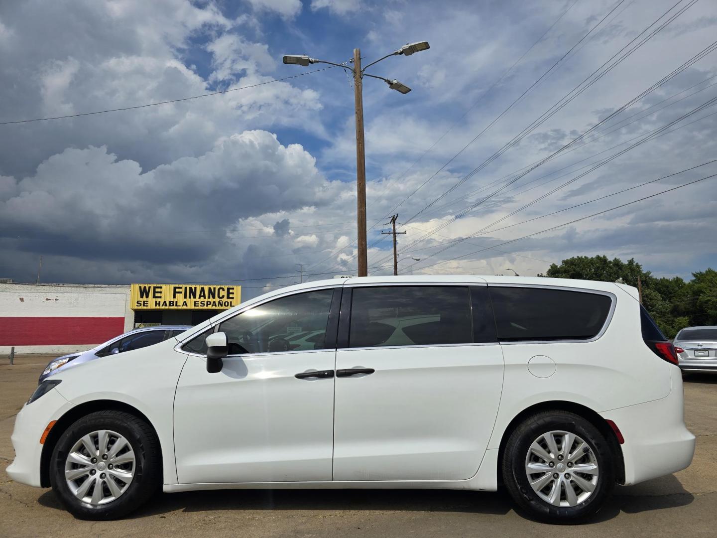 2019 WHITE Chrysler Pacifica L (2C4RC1AG3KR) , AUTO transmission, located at 2660 S.Garland Avenue, Garland, TX, 75041, (469) 298-3118, 32.885551, -96.655602 - Welcome to DallasAutos4Less, one of the Premier BUY HERE PAY HERE Dealers in the North Dallas Area. We specialize in financing to people with NO CREDIT or BAD CREDIT. We need proof of income, proof of residence, and a ID. Come buy your new car from us today!! This is a very well cared for 2013 CH - Photo#6