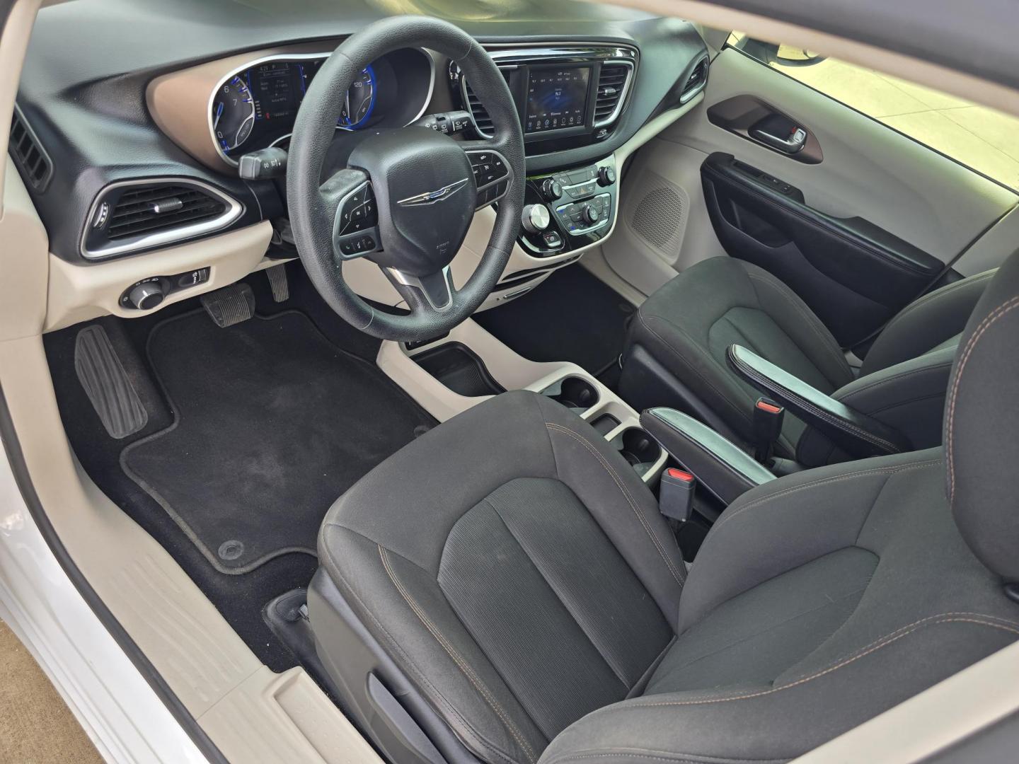 2019 WHITE Chrysler Pacifica L (2C4RC1AG3KR) , AUTO transmission, located at 2660 S.Garland Avenue, Garland, TX, 75041, (469) 298-3118, 32.885551, -96.655602 - Welcome to DallasAutos4Less, one of the Premier BUY HERE PAY HERE Dealers in the North Dallas Area. We specialize in financing to people with NO CREDIT or BAD CREDIT. We need proof of income, proof of residence, and a ID. Come buy your new car from us today!! This is a very well cared for 2013 CH - Photo#10