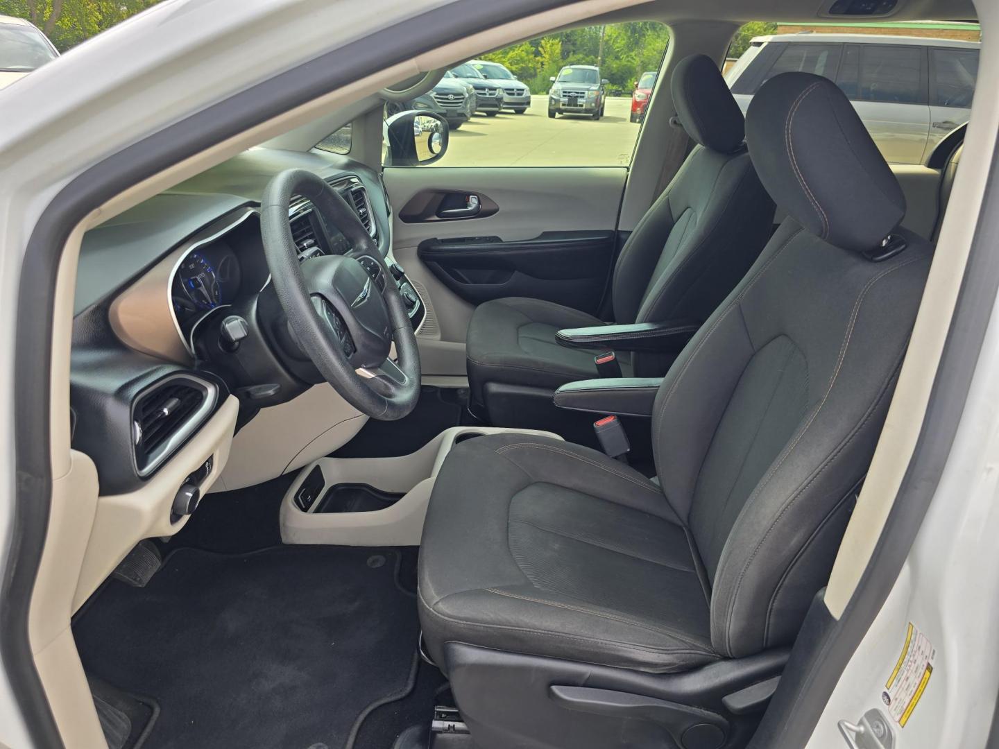 2019 WHITE Chrysler Pacifica L (2C4RC1AG3KR) , AUTO transmission, located at 2660 S.Garland Avenue, Garland, TX, 75041, (469) 298-3118, 32.885551, -96.655602 - Welcome to DallasAutos4Less, one of the Premier BUY HERE PAY HERE Dealers in the North Dallas Area. We specialize in financing to people with NO CREDIT or BAD CREDIT. We need proof of income, proof of residence, and a ID. Come buy your new car from us today!! This is a very well cared for 2013 CH - Photo#11