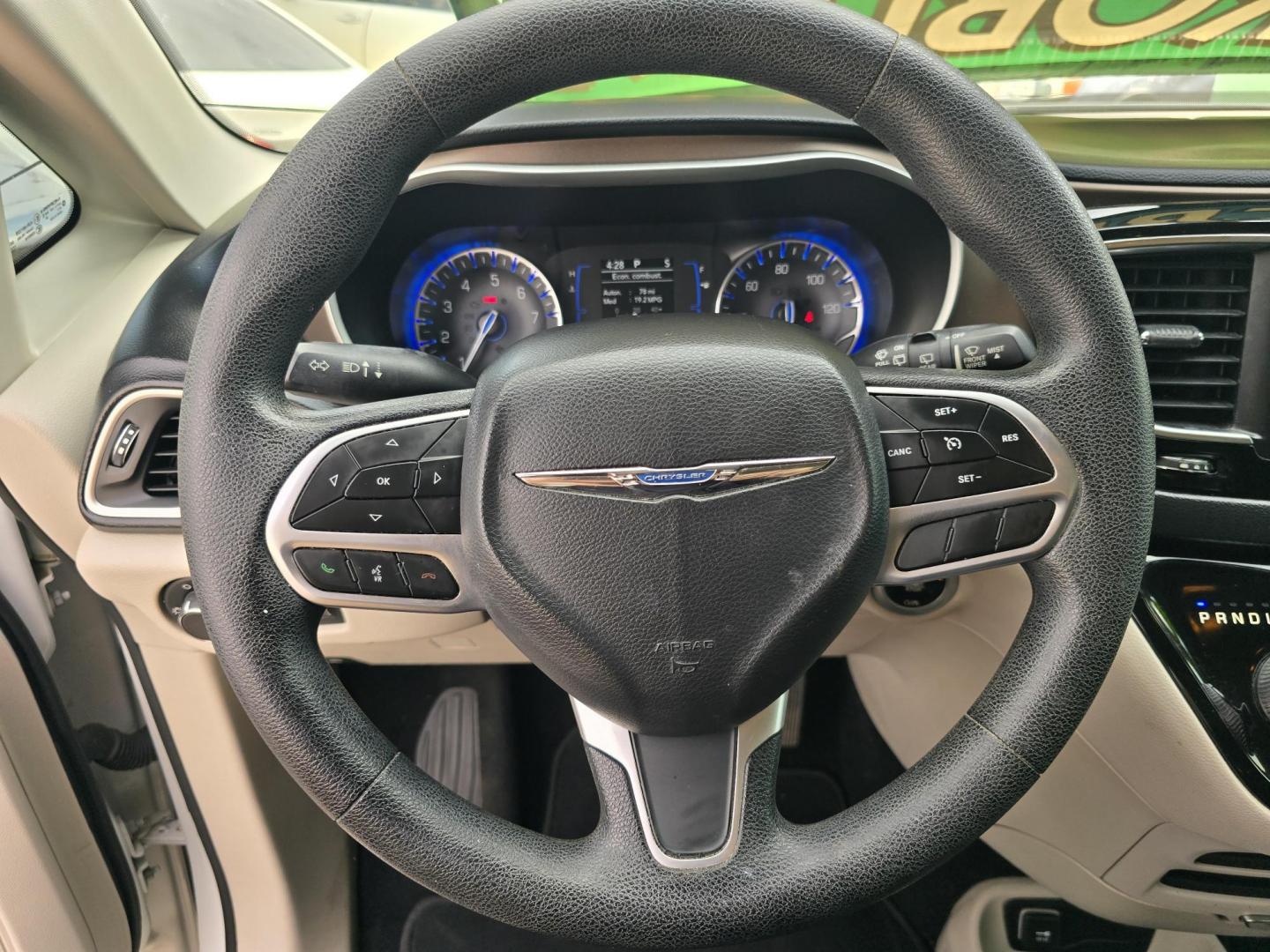 2019 WHITE Chrysler Pacifica L (2C4RC1AG3KR) , AUTO transmission, located at 2660 S.Garland Avenue, Garland, TX, 75041, (469) 298-3118, 32.885551, -96.655602 - Welcome to DallasAutos4Less, one of the Premier BUY HERE PAY HERE Dealers in the North Dallas Area. We specialize in financing to people with NO CREDIT or BAD CREDIT. We need proof of income, proof of residence, and a ID. Come buy your new car from us today!! This is a very well cared for 2013 CH - Photo#12