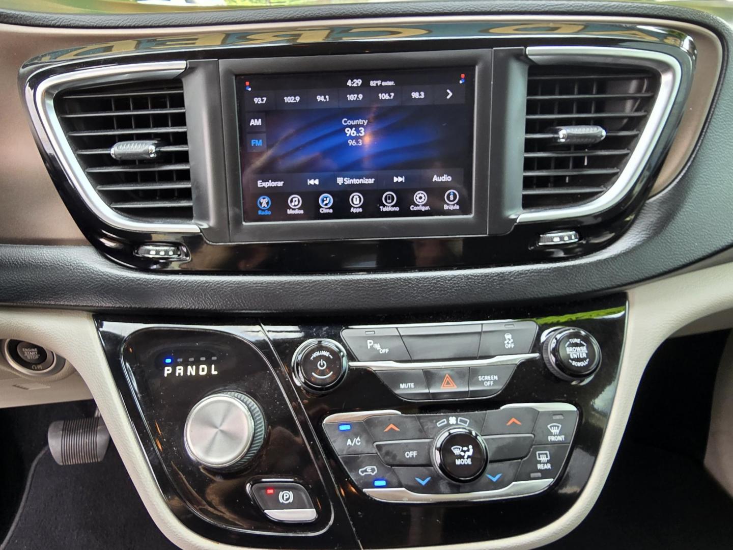 2019 WHITE Chrysler Pacifica L (2C4RC1AG3KR) , AUTO transmission, located at 2660 S.Garland Avenue, Garland, TX, 75041, (469) 298-3118, 32.885551, -96.655602 - Welcome to DallasAutos4Less, one of the Premier BUY HERE PAY HERE Dealers in the North Dallas Area. We specialize in financing to people with NO CREDIT or BAD CREDIT. We need proof of income, proof of residence, and a ID. Come buy your new car from us today!! This is a very well cared for 2013 CH - Photo#14
