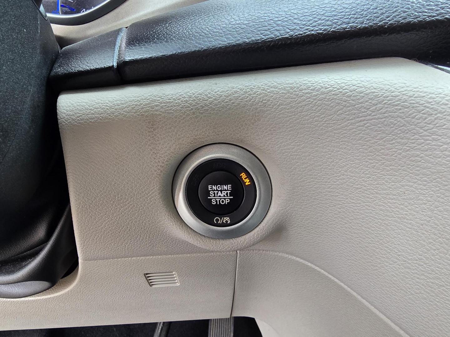 2019 WHITE Chrysler Pacifica L (2C4RC1AG3KR) , AUTO transmission, located at 2660 S.Garland Avenue, Garland, TX, 75041, (469) 298-3118, 32.885551, -96.655602 - Welcome to DallasAutos4Less, one of the Premier BUY HERE PAY HERE Dealers in the North Dallas Area. We specialize in financing to people with NO CREDIT or BAD CREDIT. We need proof of income, proof of residence, and a ID. Come buy your new car from us today!! This is a very well cared for 2013 CH - Photo#13