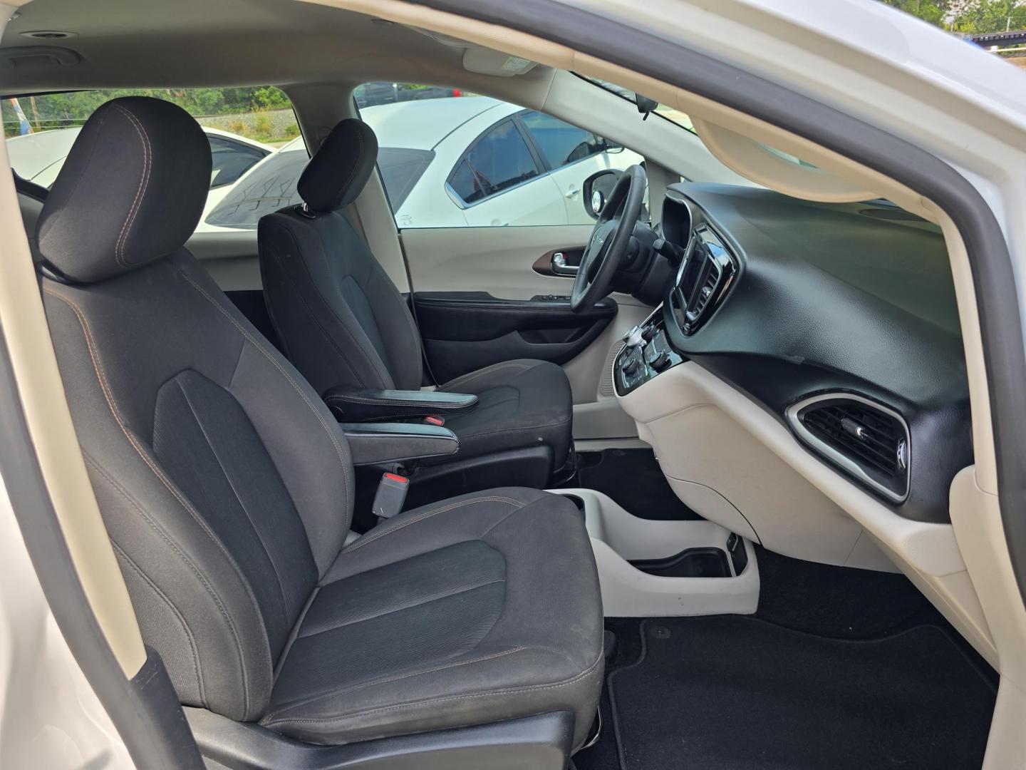 2019 WHITE Chrysler Pacifica L (2C4RC1AG3KR) , AUTO transmission, located at 2660 S.Garland Avenue, Garland, TX, 75041, (469) 298-3118, 32.885551, -96.655602 - Welcome to DallasAutos4Less, one of the Premier BUY HERE PAY HERE Dealers in the North Dallas Area. We specialize in financing to people with NO CREDIT or BAD CREDIT. We need proof of income, proof of residence, and a ID. Come buy your new car from us today!! This is a very well cared for 2013 CH - Photo#21