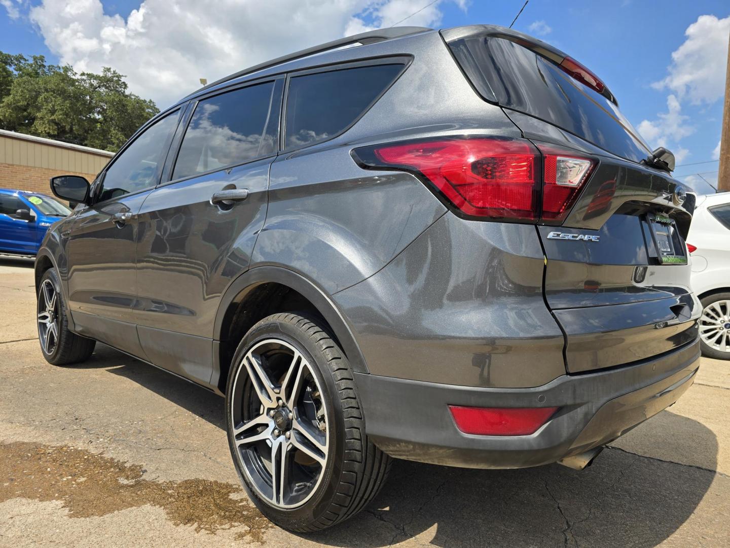 2019 GRAY Ford Escape SEL (1FMCU0HD2KU) , AUTO transmission, located at 2660 S.Garland Avenue, Garland, TX, 75041, (469) 298-3118, 32.885551, -96.655602 - Welcome to DallasAutos4Less, one of the Premier BUY HERE PAY HERE Dealers in the North Dallas Area. We specialize in financing to people with NO CREDIT or BAD CREDIT. We need proof of income, proof of residence, and a ID. Come buy your new car from us today!! This is a Super Clean 2019 FORD ESCAP - Photo#5