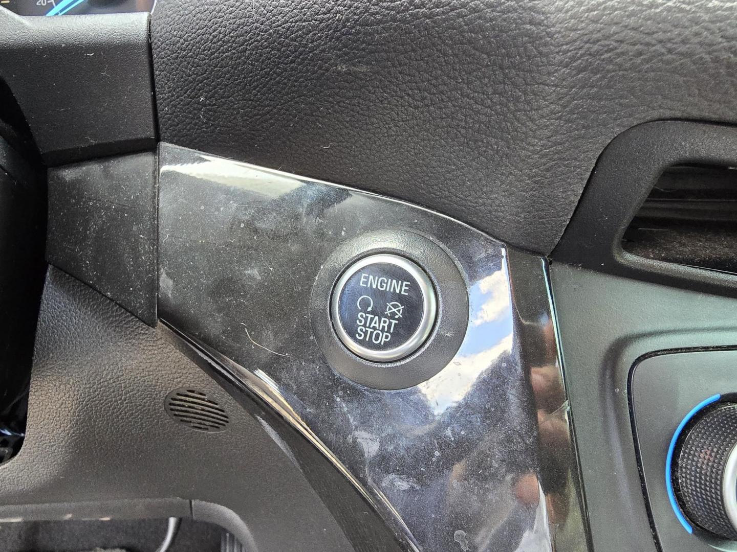 2019 GRAY Ford Escape SEL (1FMCU0HD2KU) , AUTO transmission, located at 2660 S.Garland Avenue, Garland, TX, 75041, (469) 298-3118, 32.885551, -96.655602 - Welcome to DallasAutos4Less, one of the Premier BUY HERE PAY HERE Dealers in the North Dallas Area. We specialize in financing to people with NO CREDIT or BAD CREDIT. We need proof of income, proof of residence, and a ID. Come buy your new car from us today!! This is a Super Clean 2019 FORD ESCAP - Photo#13