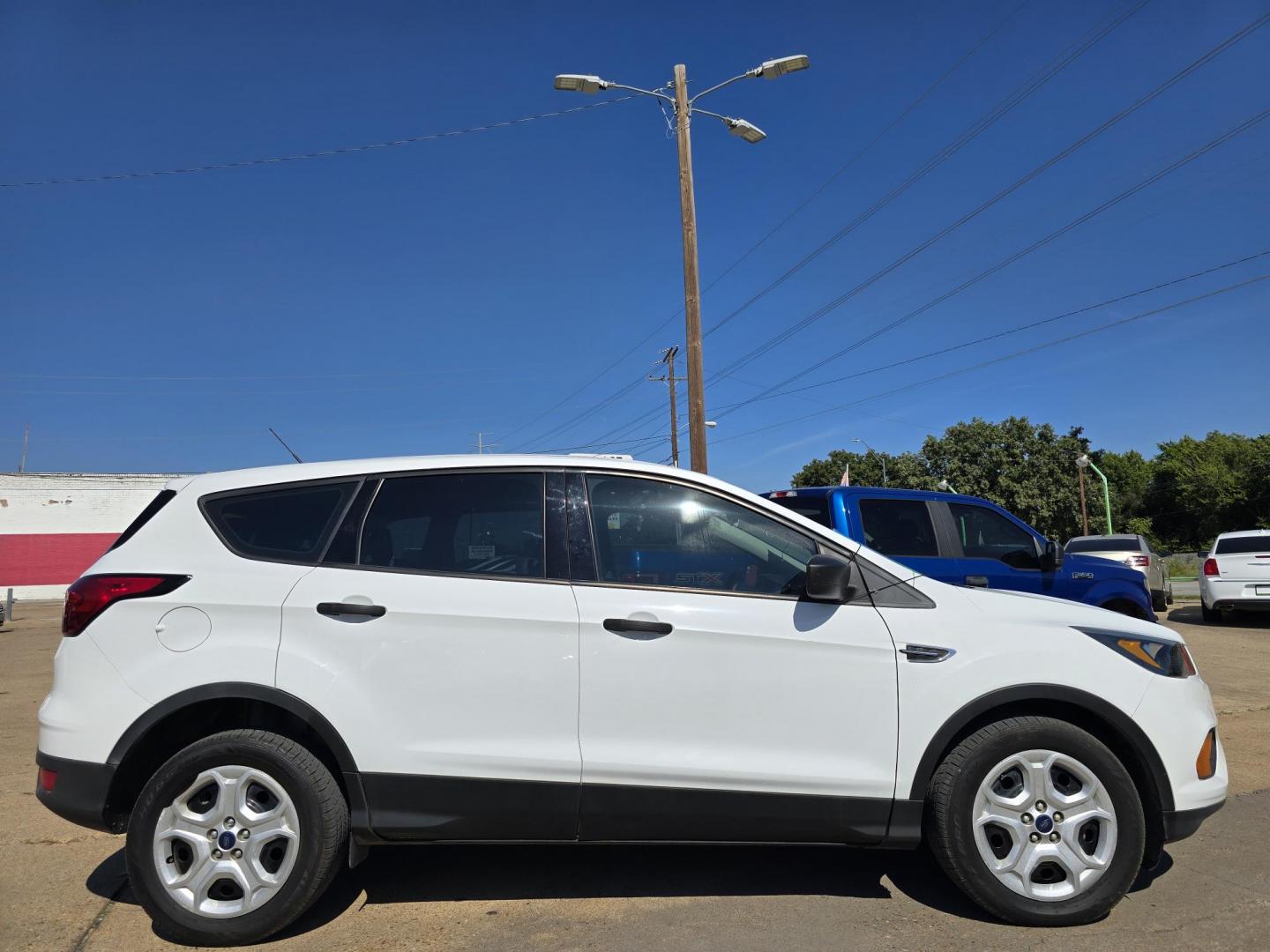 2019 WHITE Ford Escape S (1FMCU0F71KU) with an 2.5L L4 DOHC 16V engine, 6A transmission, located at 2660 S.Garland Avenue, Garland, TX, 75041, (469) 298-3118, 32.885551, -96.655602 - Photo#2