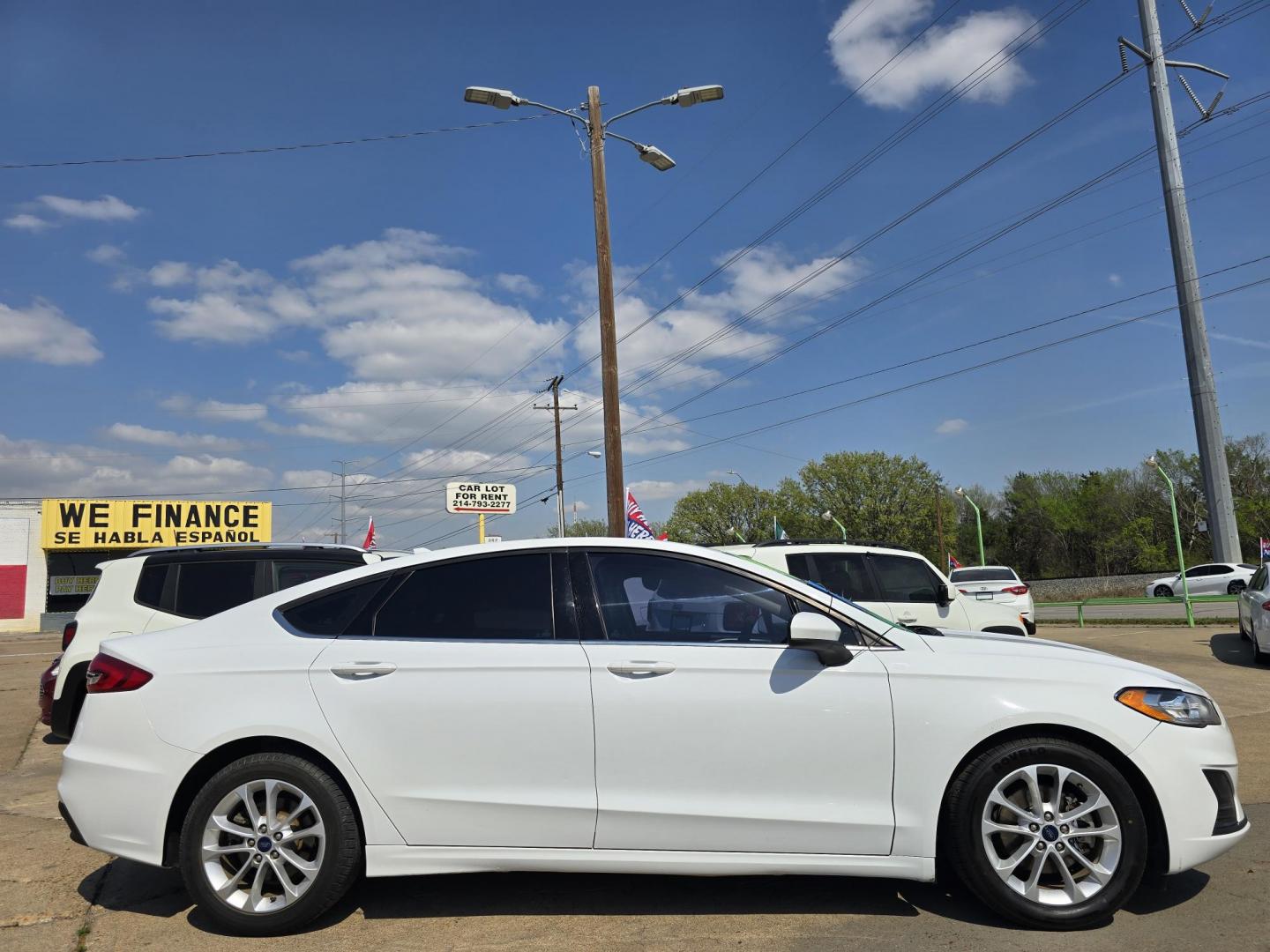 2019 WHITE /BEIGE Ford Fusion SE (3FA6P0H70KR) , AUTO transmission, located at 2660 S.Garland Avenue, Garland, TX, 75041, (469) 298-3118, 32.885551, -96.655602 - Welcome to DallasAutos4Less, one of the Premier BUY HERE PAY HERE Dealers in the North Dallas Area. We specialize in financing to people with NO CREDIT or BAD CREDIT. We need proof of income, proof of residence, and a ID. Come buy your new car from us today!! This is a 2019 FORD FUSION SE SEDAN! - Photo#2