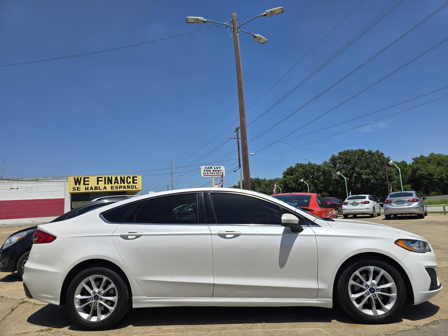 2019 DIAMOND WHITE Ford Fusion SE (3FA6P0HD8KR) with an 1.5L L4 DOHC 16V engine, 6A transmission, located at 2660 S.Garland Avenue, Garland, TX, 75041, (469) 298-3118, 32.885551, -96.655602 - Photo#2