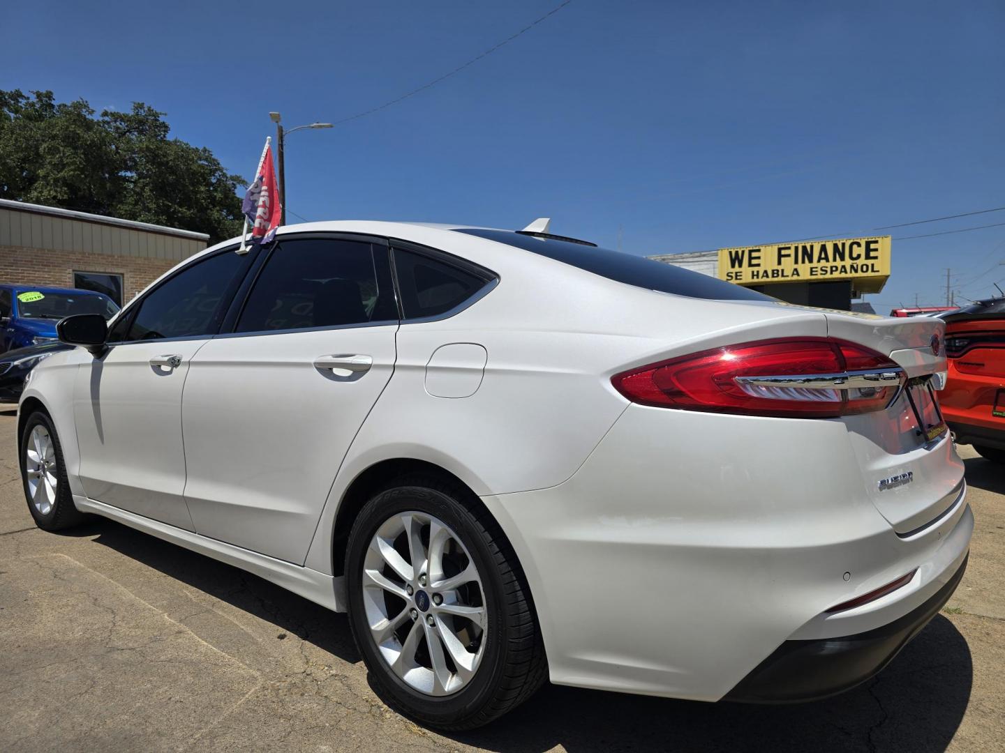 2019 DIAMOND WHITE Ford Fusion SE (3FA6P0HD8KR) with an 1.5L L4 DOHC 16V engine, 6A transmission, located at 2660 S.Garland Avenue, Garland, TX, 75041, (469) 298-3118, 32.885551, -96.655602 - Photo#5