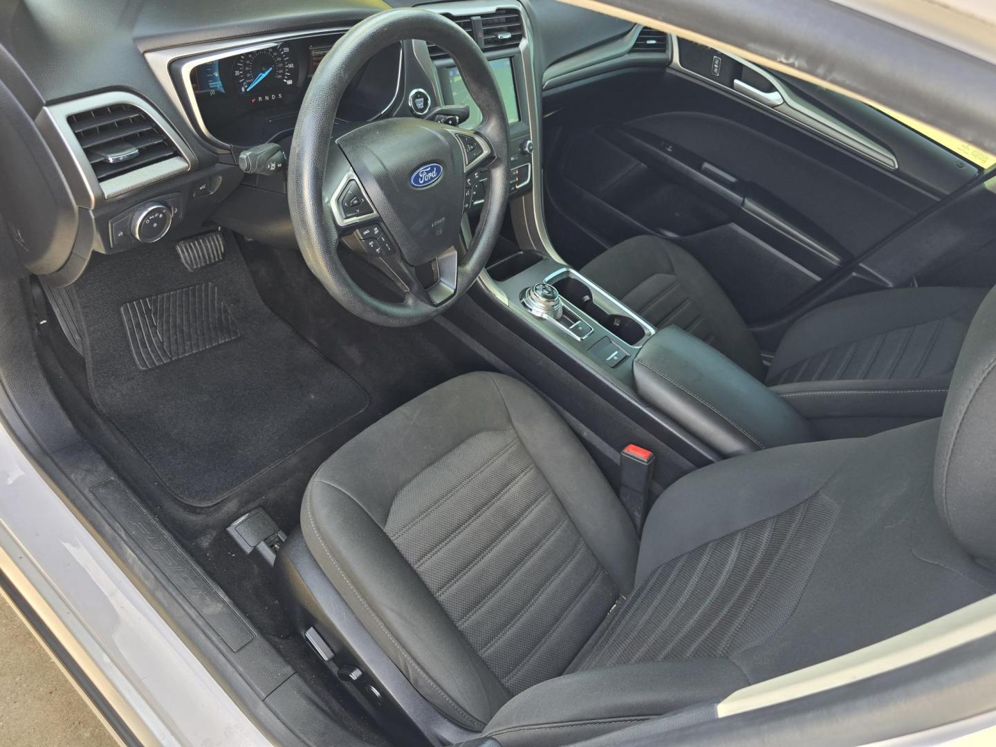 2019 DIAMOND WHITE Ford Fusion SE (3FA6P0HD8KR) with an 1.5L L4 DOHC 16V engine, 6A transmission, located at 2660 S.Garland Avenue, Garland, TX, 75041, (469) 298-3118, 32.885551, -96.655602 - Photo#10