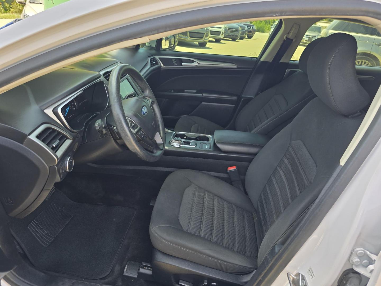 2019 DIAMOND WHITE Ford Fusion SE (3FA6P0HD8KR) with an 1.5L L4 DOHC 16V engine, 6A transmission, located at 2660 S.Garland Avenue, Garland, TX, 75041, (469) 298-3118, 32.885551, -96.655602 - Photo#11