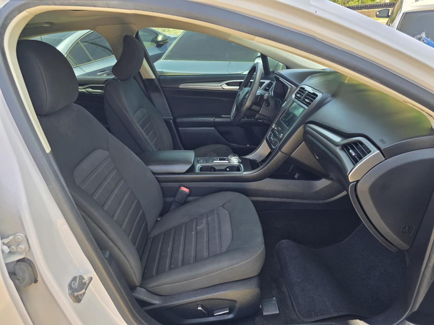 2019 DIAMOND WHITE Ford Fusion SE (3FA6P0HD8KR) with an 1.5L L4 DOHC 16V engine, 6A transmission, located at 2660 S.Garland Avenue, Garland, TX, 75041, (469) 298-3118, 32.885551, -96.655602 - Photo#19