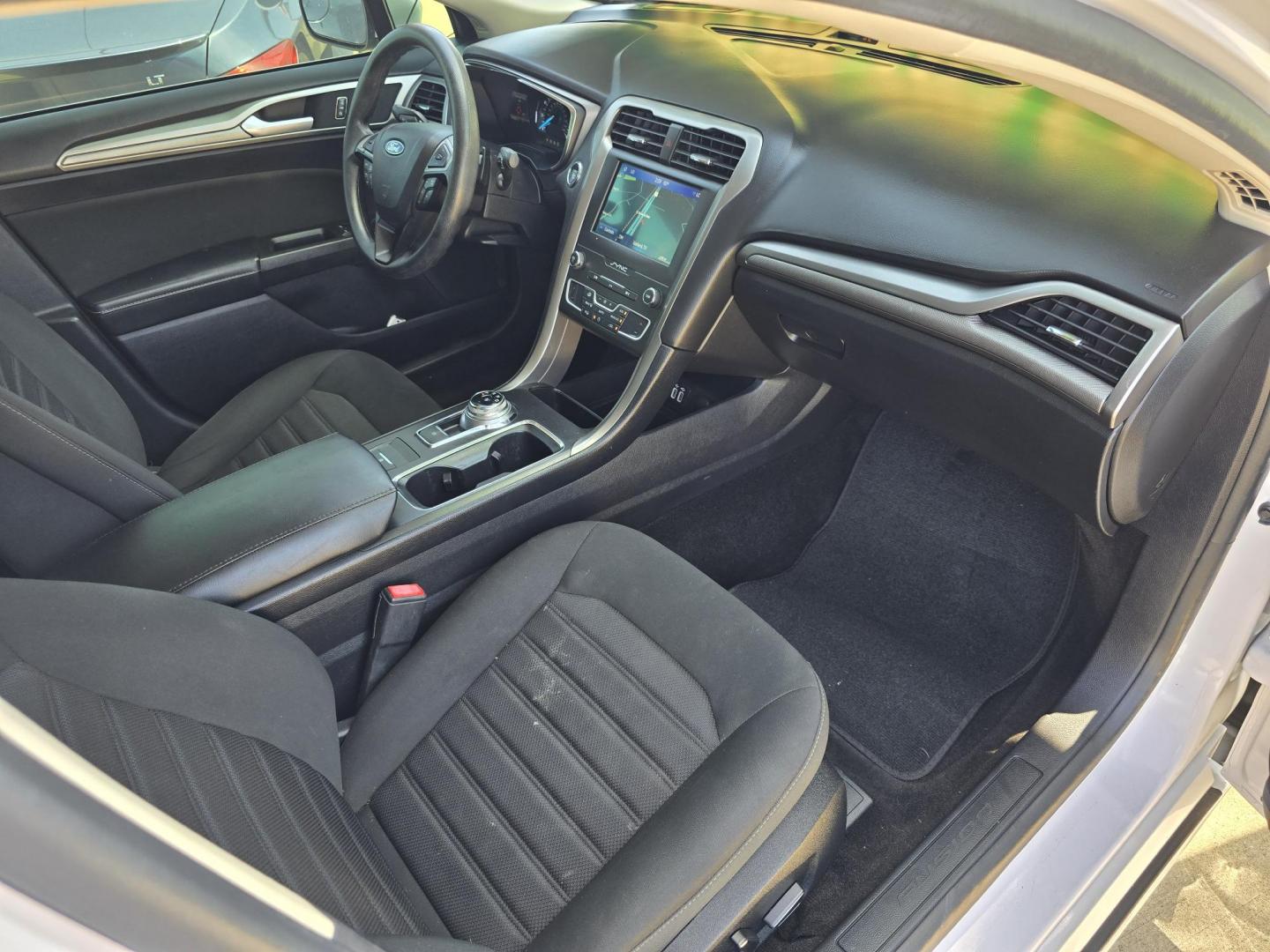 2019 DIAMOND WHITE Ford Fusion SE (3FA6P0HD8KR) with an 1.5L L4 DOHC 16V engine, 6A transmission, located at 2660 S.Garland Avenue, Garland, TX, 75041, (469) 298-3118, 32.885551, -96.655602 - Photo#20