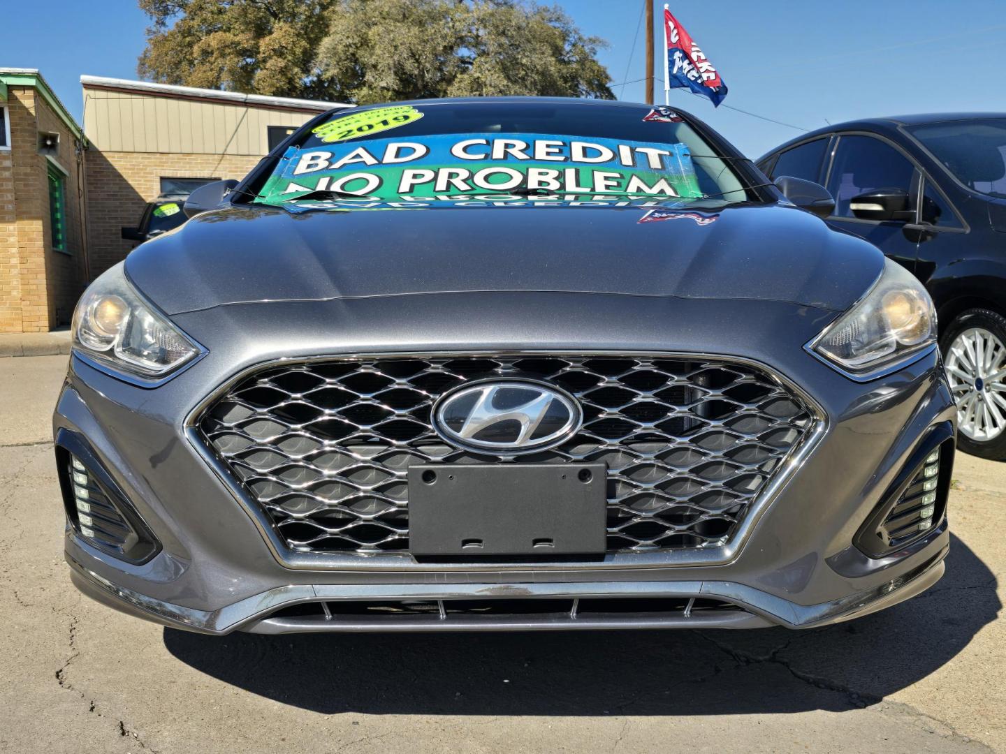 2019 GRAY Hyundai Sonata Sport (5NPE34AF3KH) with an 2.4L L4 DOHC 16V engine, 6A transmission, located at 2660 S.Garland Avenue, Garland, TX, 75041, (469) 298-3118, 32.885551, -96.655602 - Photo#9