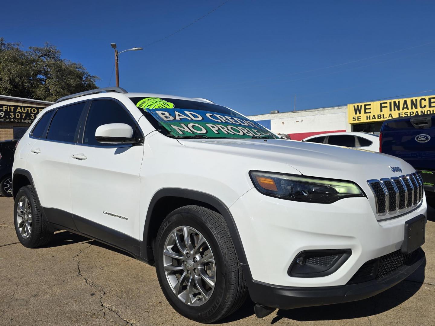 2019 WHITE Jeep Cherokee Latitude Plus (1C4PJLLB6KD) with an 2.4L L4 DOHC 16V engine, 9A transmission, located at 2660 S.Garland Avenue, Garland, TX, 75041, (469) 298-3118, 32.885551, -96.655602 - Photo#1