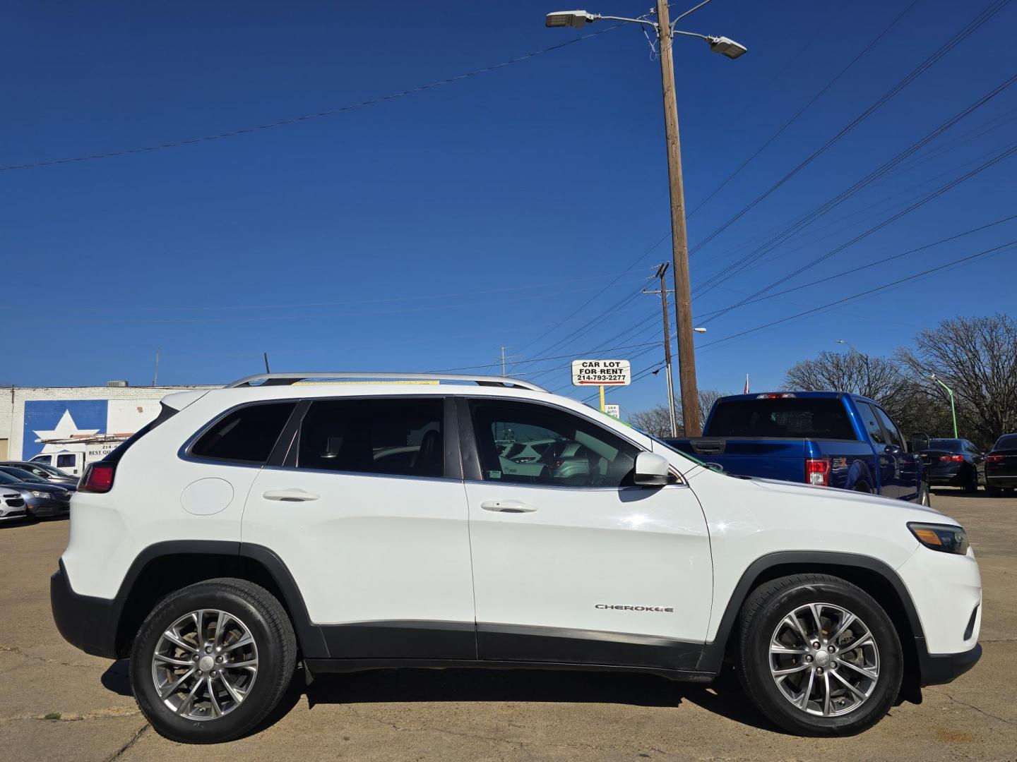 2019 WHITE Jeep Cherokee Latitude Plus (1C4PJLLB6KD) with an 2.4L L4 DOHC 16V engine, 9A transmission, located at 2660 S.Garland Avenue, Garland, TX, 75041, (469) 298-3118, 32.885551, -96.655602 - Photo#2