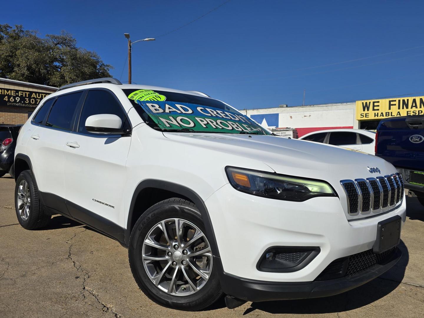2019 WHITE Jeep Cherokee Latitude Plus (1C4PJLLB6KD) with an 2.4L L4 DOHC 16V engine, 9A transmission, located at 2660 S.Garland Avenue, Garland, TX, 75041, (469) 298-3118, 32.885551, -96.655602 - Photo#0