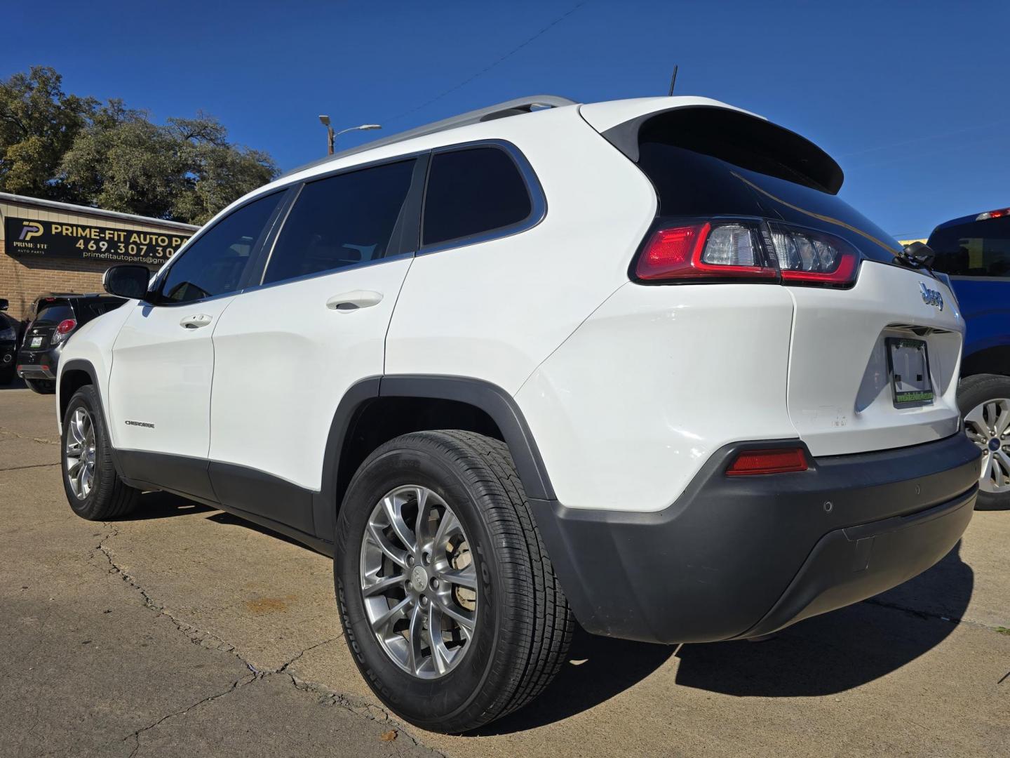 2019 WHITE Jeep Cherokee Latitude Plus (1C4PJLLB6KD) with an 2.4L L4 DOHC 16V engine, 9A transmission, located at 2660 S.Garland Avenue, Garland, TX, 75041, (469) 298-3118, 32.885551, -96.655602 - Photo#5