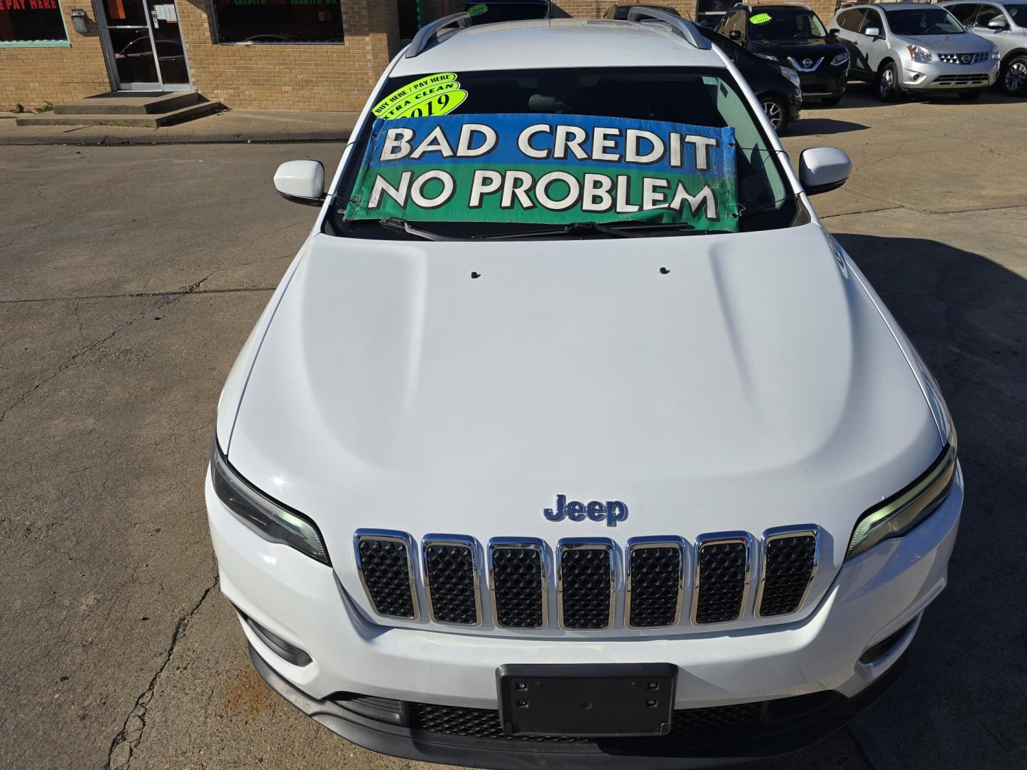 2019 WHITE Jeep Cherokee Latitude Plus (1C4PJLLB6KD) with an 2.4L L4 DOHC 16V engine, 9A transmission, located at 2660 S.Garland Avenue, Garland, TX, 75041, (469) 298-3118, 32.885551, -96.655602 - Photo#8