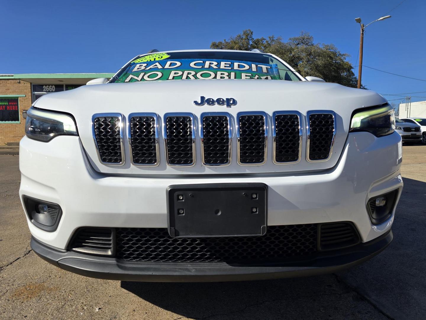 2019 WHITE Jeep Cherokee Latitude Plus (1C4PJLLB6KD) with an 2.4L L4 DOHC 16V engine, 9A transmission, located at 2660 S.Garland Avenue, Garland, TX, 75041, (469) 298-3118, 32.885551, -96.655602 - Photo#9