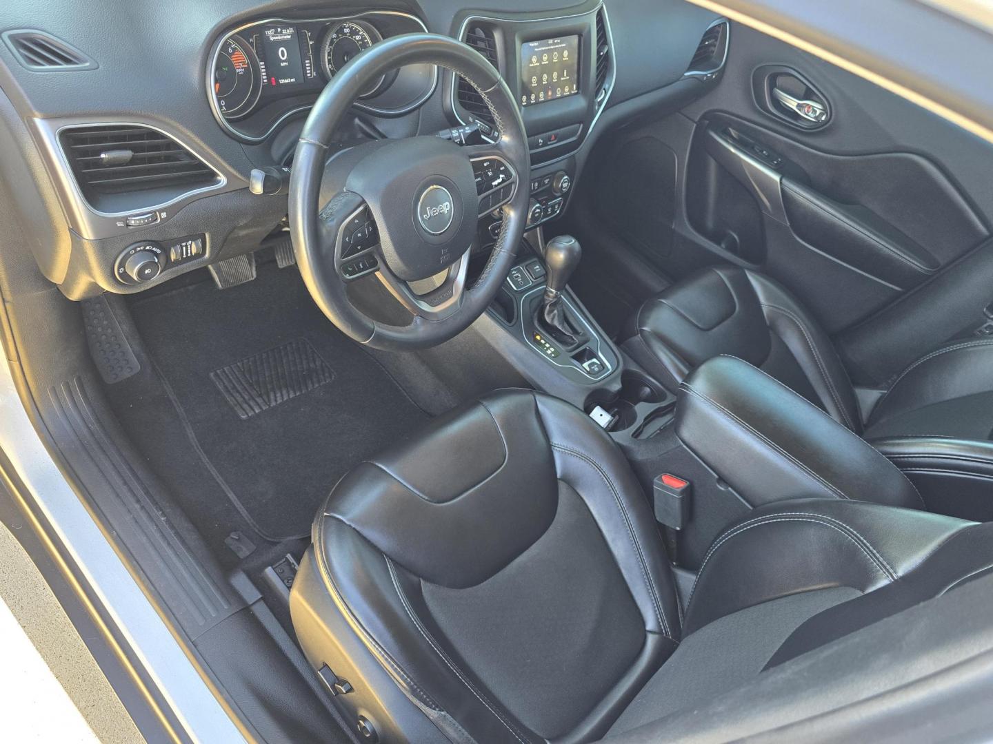 2019 WHITE Jeep Cherokee Latitude Plus (1C4PJLLB6KD) with an 2.4L L4 DOHC 16V engine, 9A transmission, located at 2660 S.Garland Avenue, Garland, TX, 75041, (469) 298-3118, 32.885551, -96.655602 - Photo#10