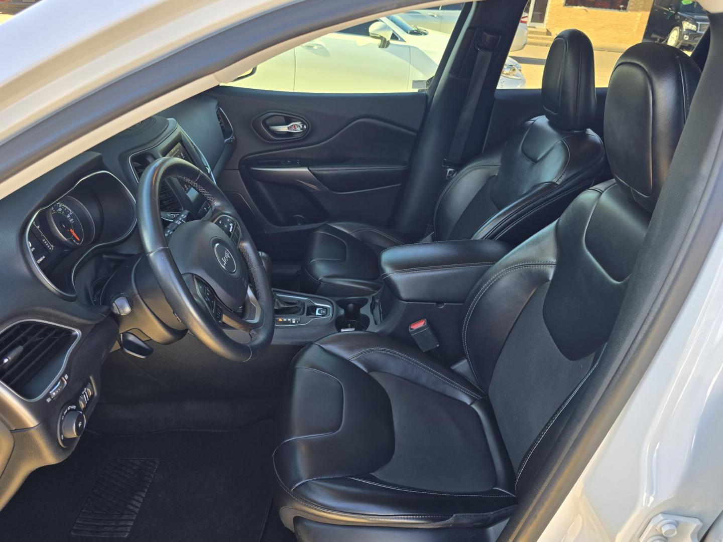 2019 WHITE Jeep Cherokee Latitude Plus (1C4PJLLB6KD) with an 2.4L L4 DOHC 16V engine, 9A transmission, located at 2660 S.Garland Avenue, Garland, TX, 75041, (469) 298-3118, 32.885551, -96.655602 - Photo#11