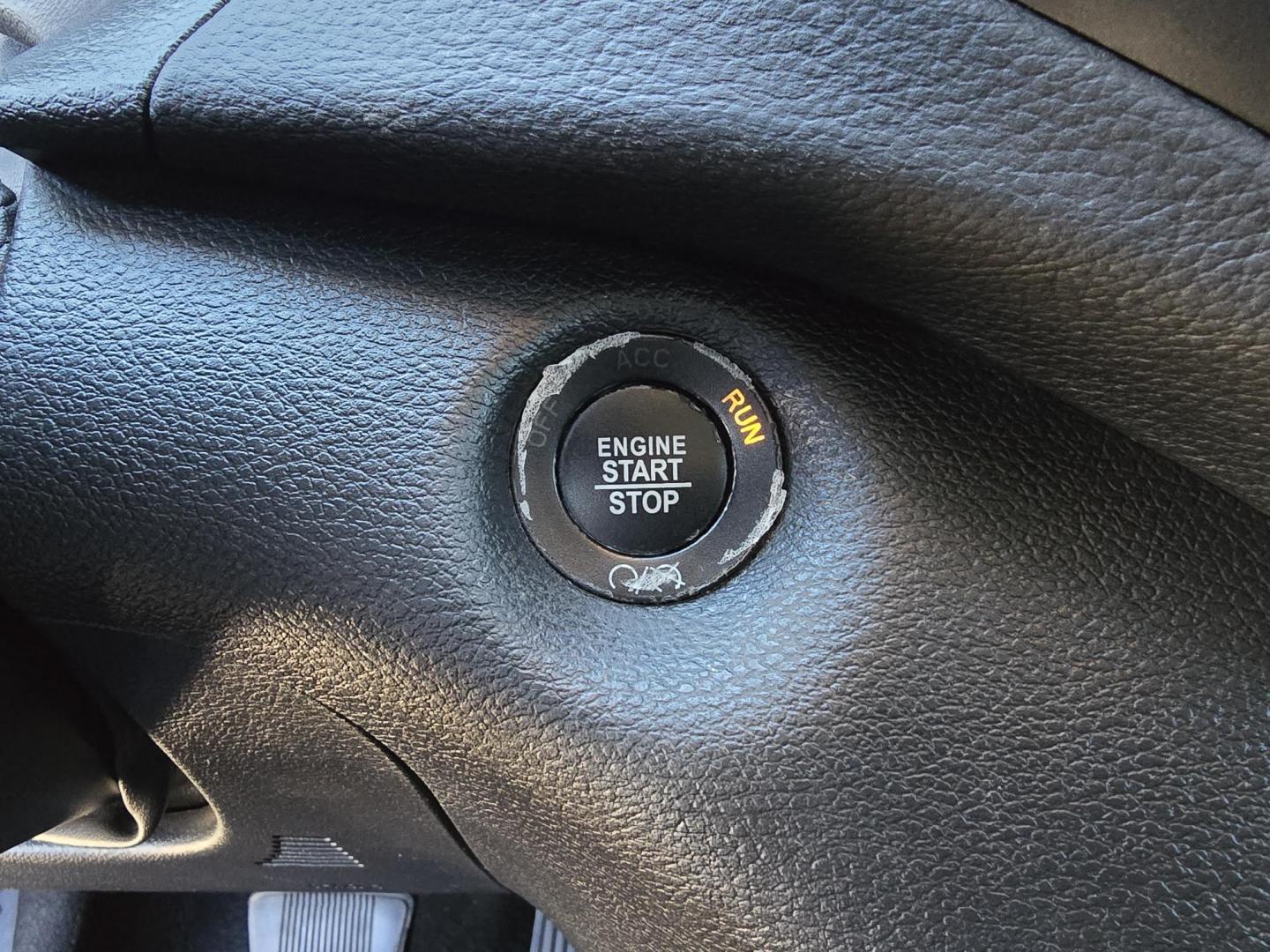 2019 WHITE Jeep Cherokee Latitude Plus (1C4PJLLB6KD) with an 2.4L L4 DOHC 16V engine, 9A transmission, located at 2660 S.Garland Avenue, Garland, TX, 75041, (469) 298-3118, 32.885551, -96.655602 - Photo#13