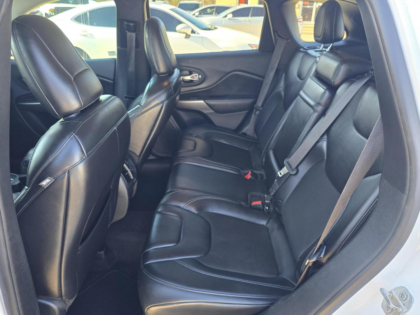 2019 WHITE Jeep Cherokee Latitude Plus (1C4PJLLB6KD) with an 2.4L L4 DOHC 16V engine, 9A transmission, located at 2660 S.Garland Avenue, Garland, TX, 75041, (469) 298-3118, 32.885551, -96.655602 - Photo#16