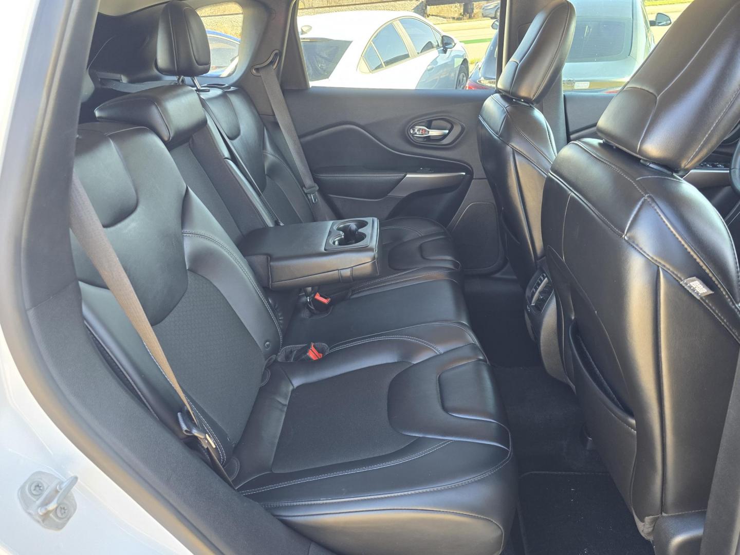 2019 WHITE Jeep Cherokee Latitude Plus (1C4PJLLB6KD) with an 2.4L L4 DOHC 16V engine, 9A transmission, located at 2660 S.Garland Avenue, Garland, TX, 75041, (469) 298-3118, 32.885551, -96.655602 - Photo#18