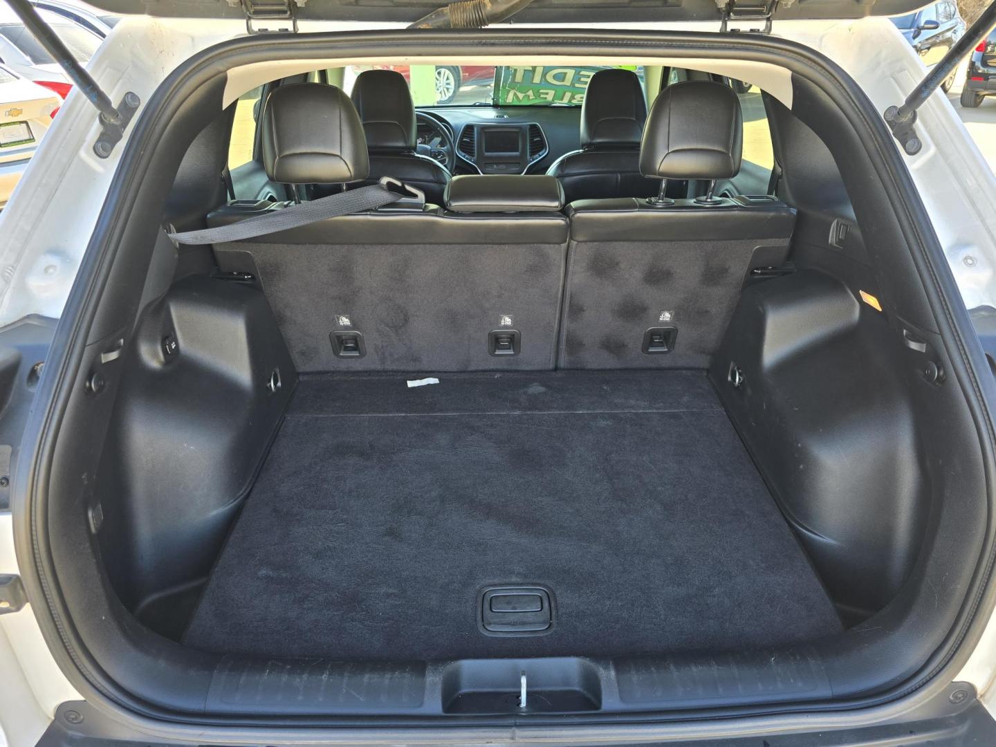 2019 WHITE Jeep Cherokee Latitude Plus (1C4PJLLB6KD) with an 2.4L L4 DOHC 16V engine, 9A transmission, located at 2660 S.Garland Avenue, Garland, TX, 75041, (469) 298-3118, 32.885551, -96.655602 - Photo#17