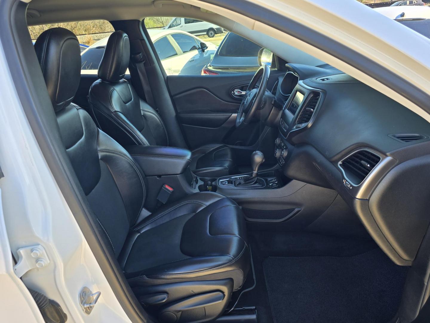 2019 WHITE Jeep Cherokee Latitude Plus (1C4PJLLB6KD) with an 2.4L L4 DOHC 16V engine, 9A transmission, located at 2660 S.Garland Avenue, Garland, TX, 75041, (469) 298-3118, 32.885551, -96.655602 - Photo#19