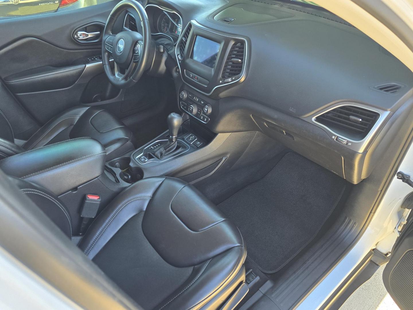 2019 WHITE Jeep Cherokee Latitude Plus (1C4PJLLB6KD) with an 2.4L L4 DOHC 16V engine, 9A transmission, located at 2660 S.Garland Avenue, Garland, TX, 75041, (469) 298-3118, 32.885551, -96.655602 - Photo#20