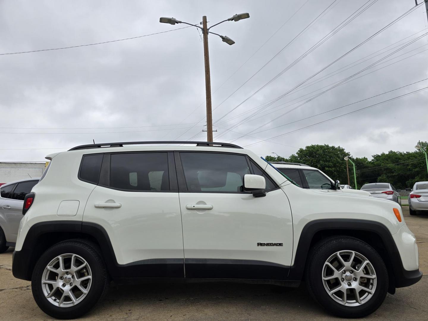 2019 WHITE Jeep Renegade Latitude (ZACNJABB7KP) with an 2.4L L4 DOHC 16V engine, 9A transmission, located at 2660 S.Garland Avenue, Garland, TX, 75041, (469) 298-3118, 32.885551, -96.655602 - Photo#2